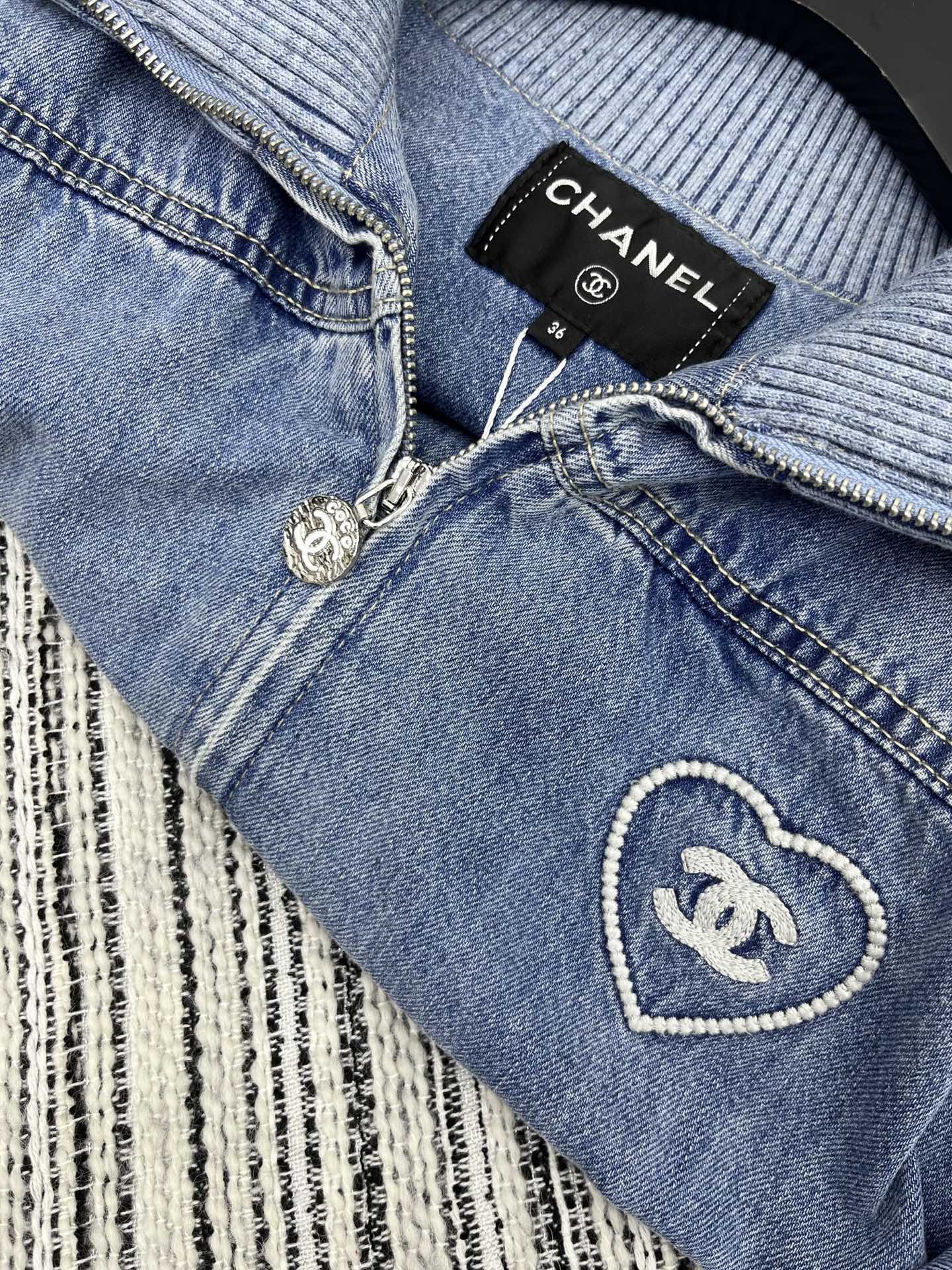 🛒𝐍𝐄𝐖 · 𝟐𝟎𝟐5/爆款现货

【原版定制】 Cha*｜25新款Coco系列牛仔外套

潮版来袭，解