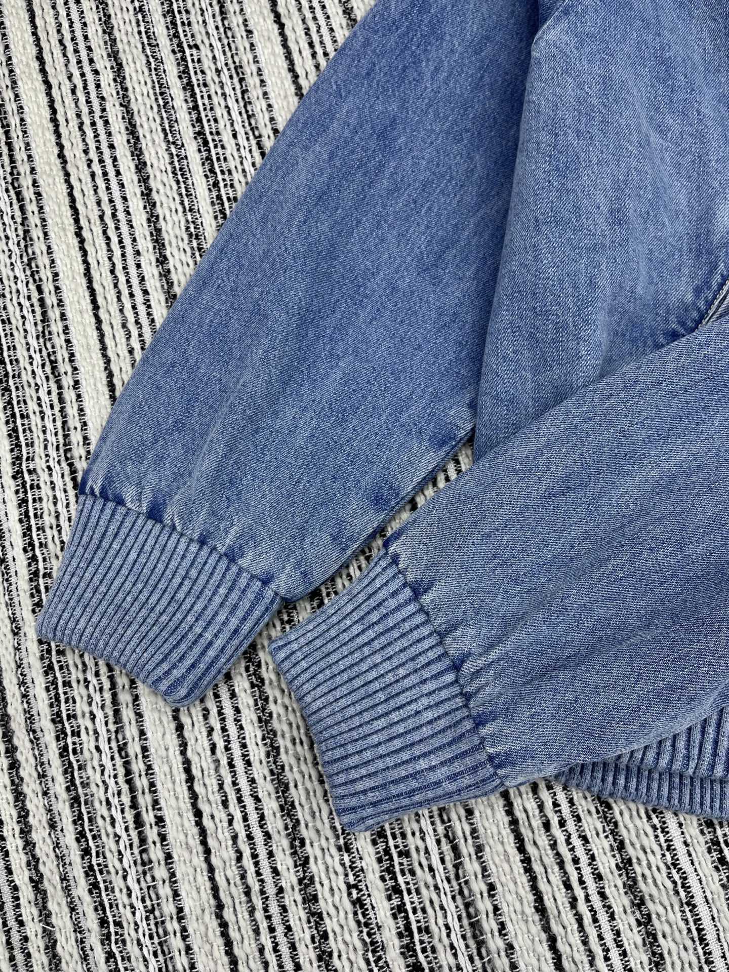 🛒𝐍𝐄𝐖 · 𝟐𝟎𝟐5/爆款现货

【原版定制】 Cha*｜25新款Coco系列牛仔外套

潮版来袭，解