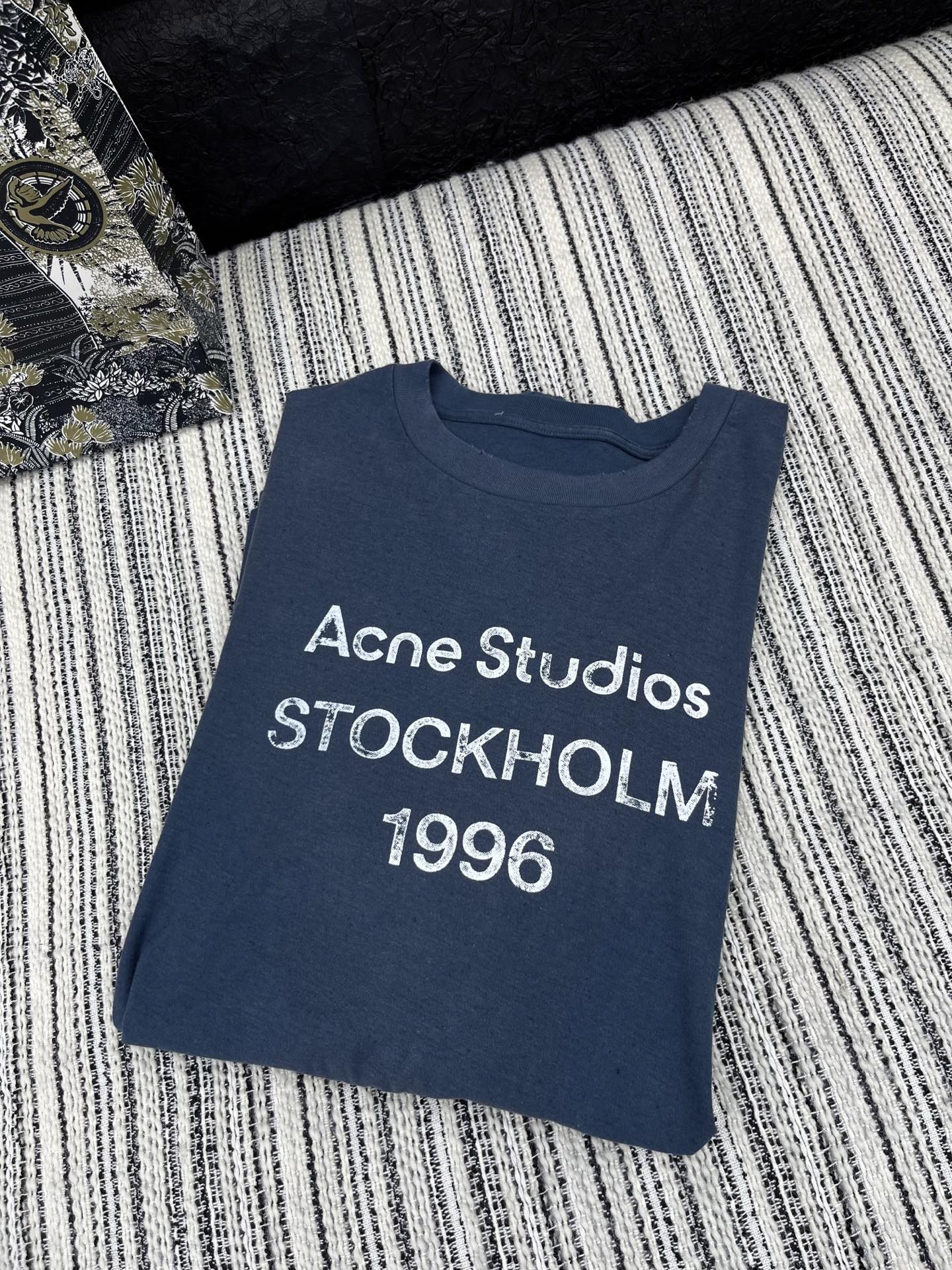 🛒𝐍𝐄𝐖 · 𝟐𝟎𝟐5/爆款现货

原单品质 Acne Stu *｜精致重工洗水磨破印花长袖T恤
高级扎