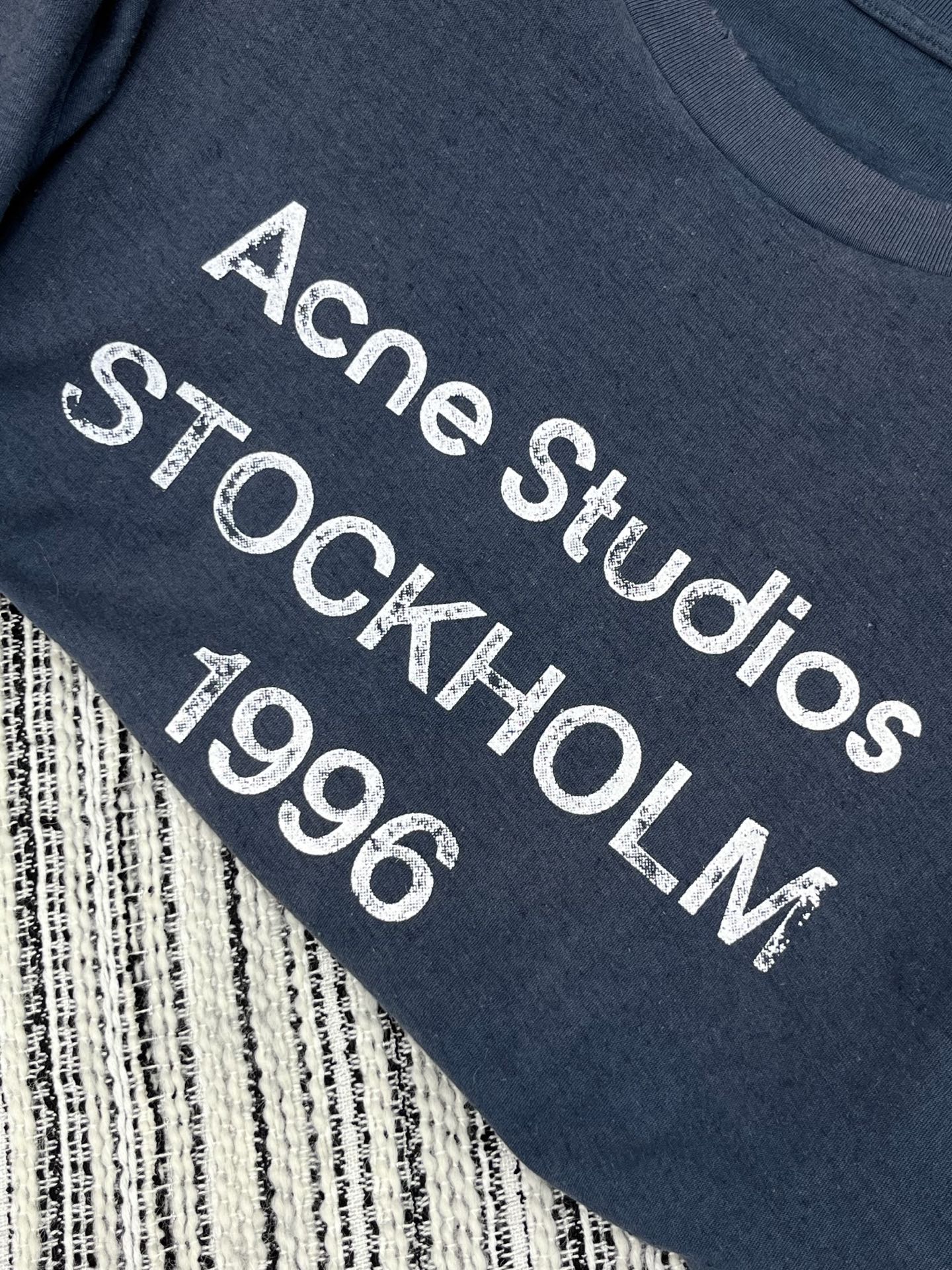 🛒𝐍𝐄𝐖 · 𝟐𝟎𝟐5/爆款现货

原单品质 Acne Stu *｜精致重工洗水磨破印花长袖T恤
高级扎