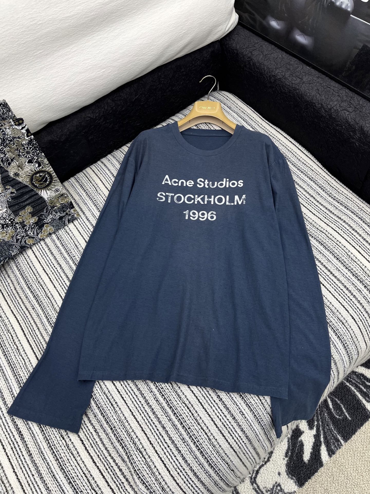 🛒𝐍𝐄𝐖 · 𝟐𝟎𝟐5/爆款现货

原单品质 Acne Stu *｜精致重工洗水磨破印花长袖T恤
高级扎