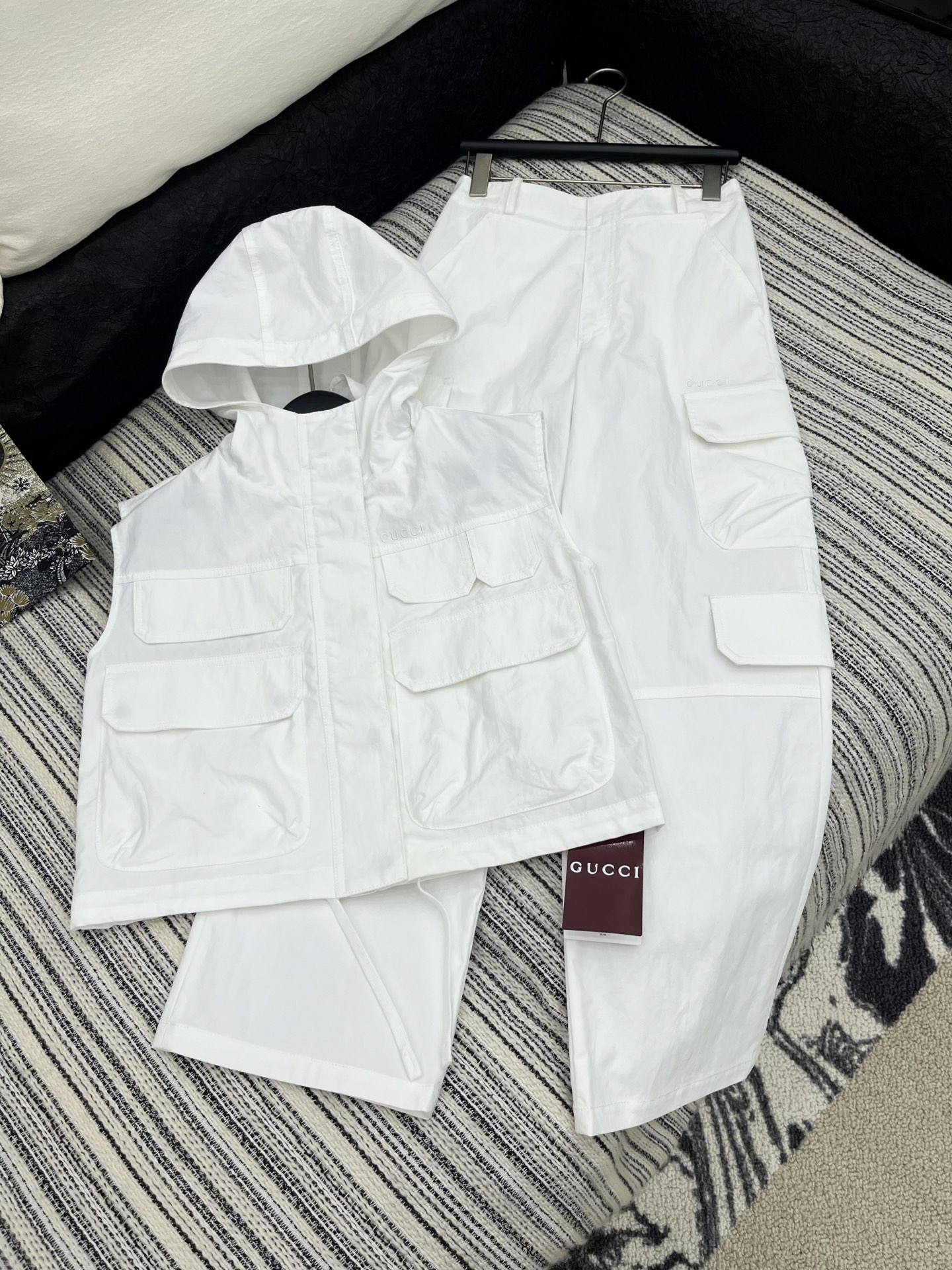 🛒𝐍𝐄𝐖 · 𝟐𝟎𝟐5/爆款现货

原单品质  Gucc*｜25工装风系列款 

极简白调碰撞工装美学，