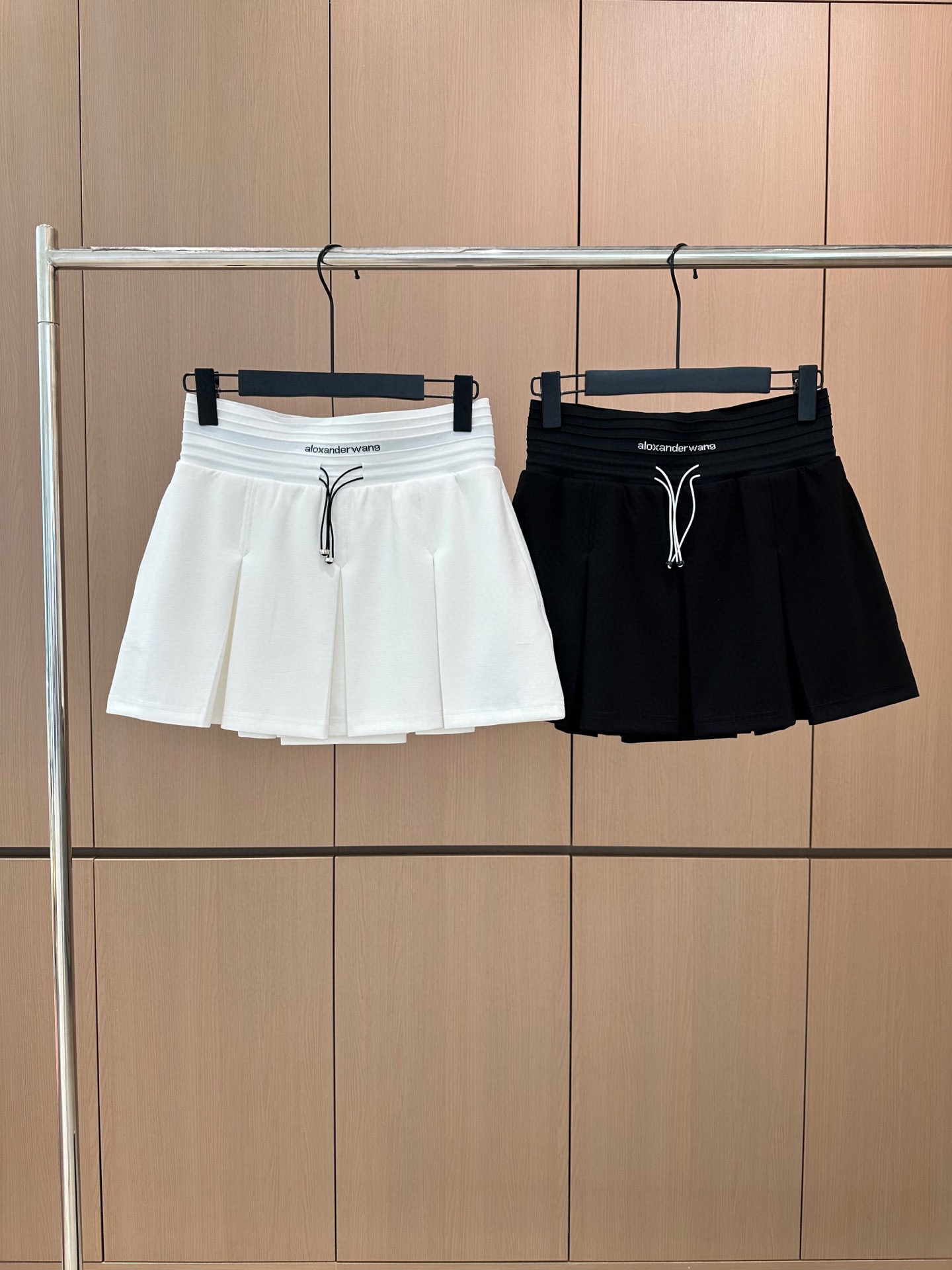 🛒𝐍𝐄𝐖 · 𝟐𝟎𝟐5/爆款现货

原单品质 设计师｜25新款休闲松紧织带裤裙
颜色百搭高级 定制松紧腰