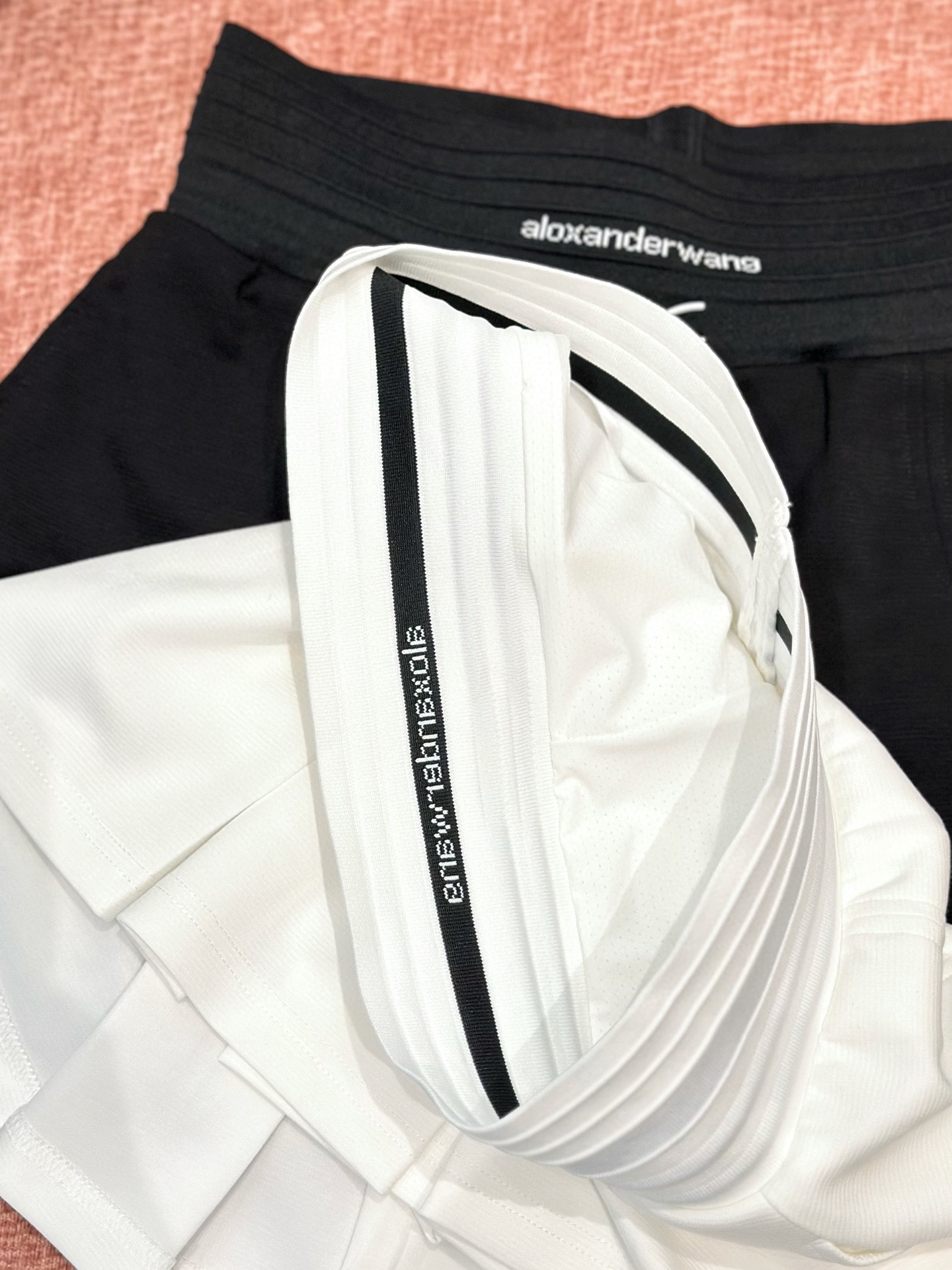 🛒𝐍𝐄𝐖 · 𝟐𝟎𝟐5/爆款现货

原单品质 设计师｜25新款休闲松紧织带裤裙
颜色百搭高级 定制松紧腰