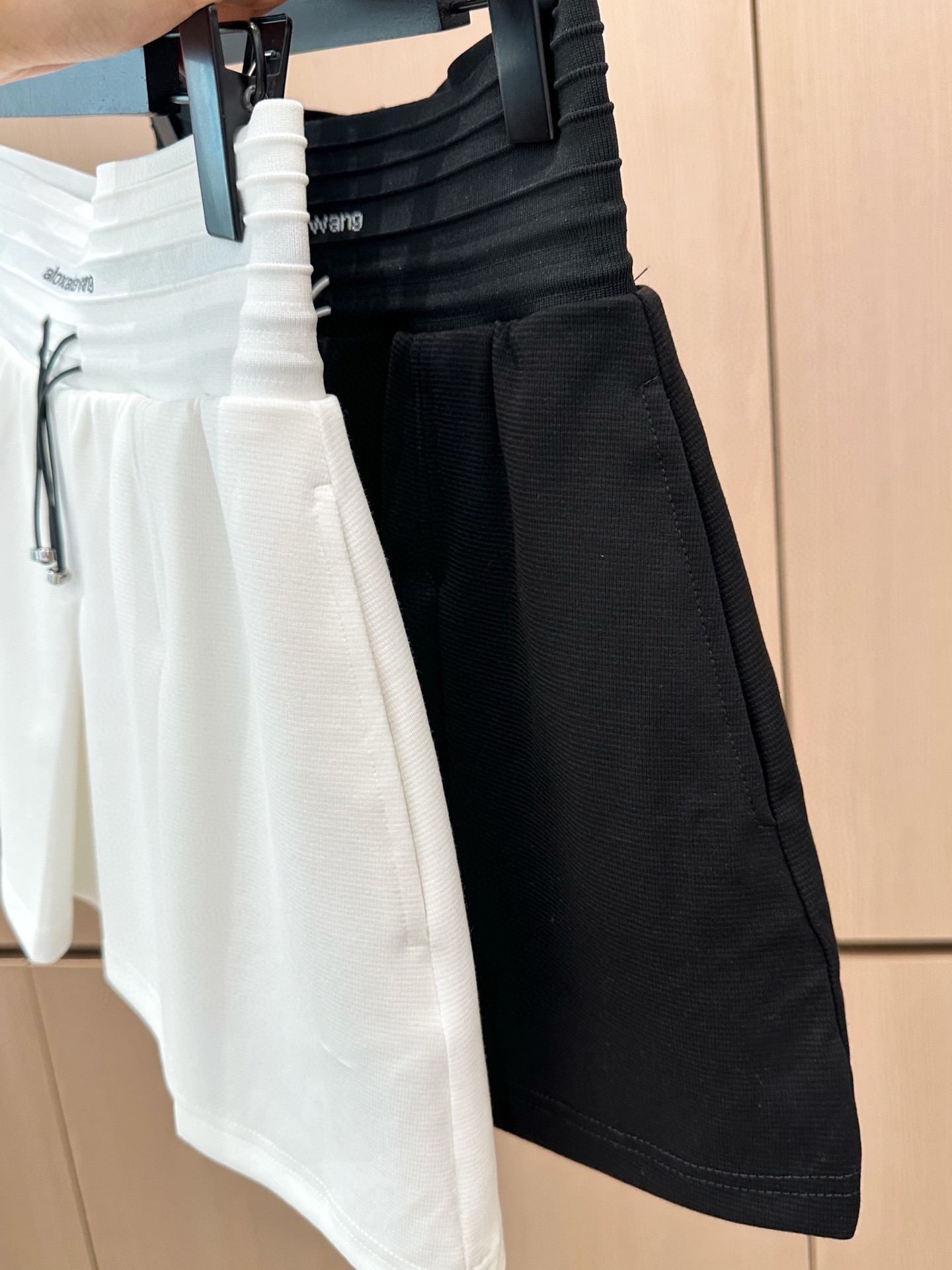 🛒𝐍𝐄𝐖 · 𝟐𝟎𝟐5/爆款现货

原单品质 设计师｜25新款休闲松紧织带裤裙
颜色百搭高级 定制松紧腰