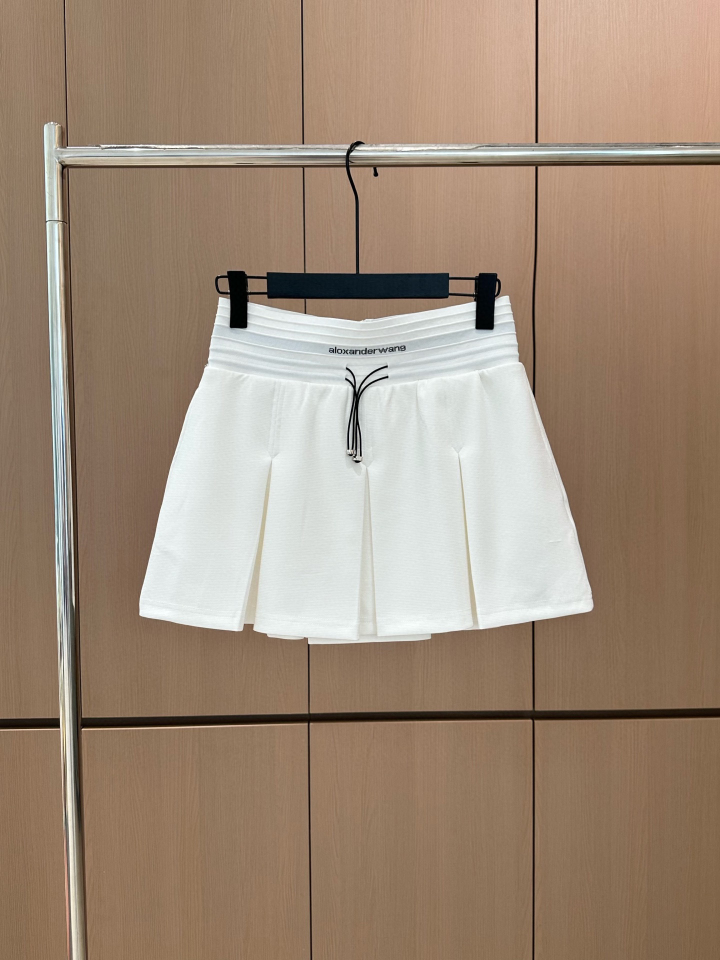 🛒𝐍𝐄𝐖 · 𝟐𝟎𝟐5/爆款现货

原单品质 设计师｜25新款休闲松紧织带裤裙
颜色百搭高级 定制松紧腰