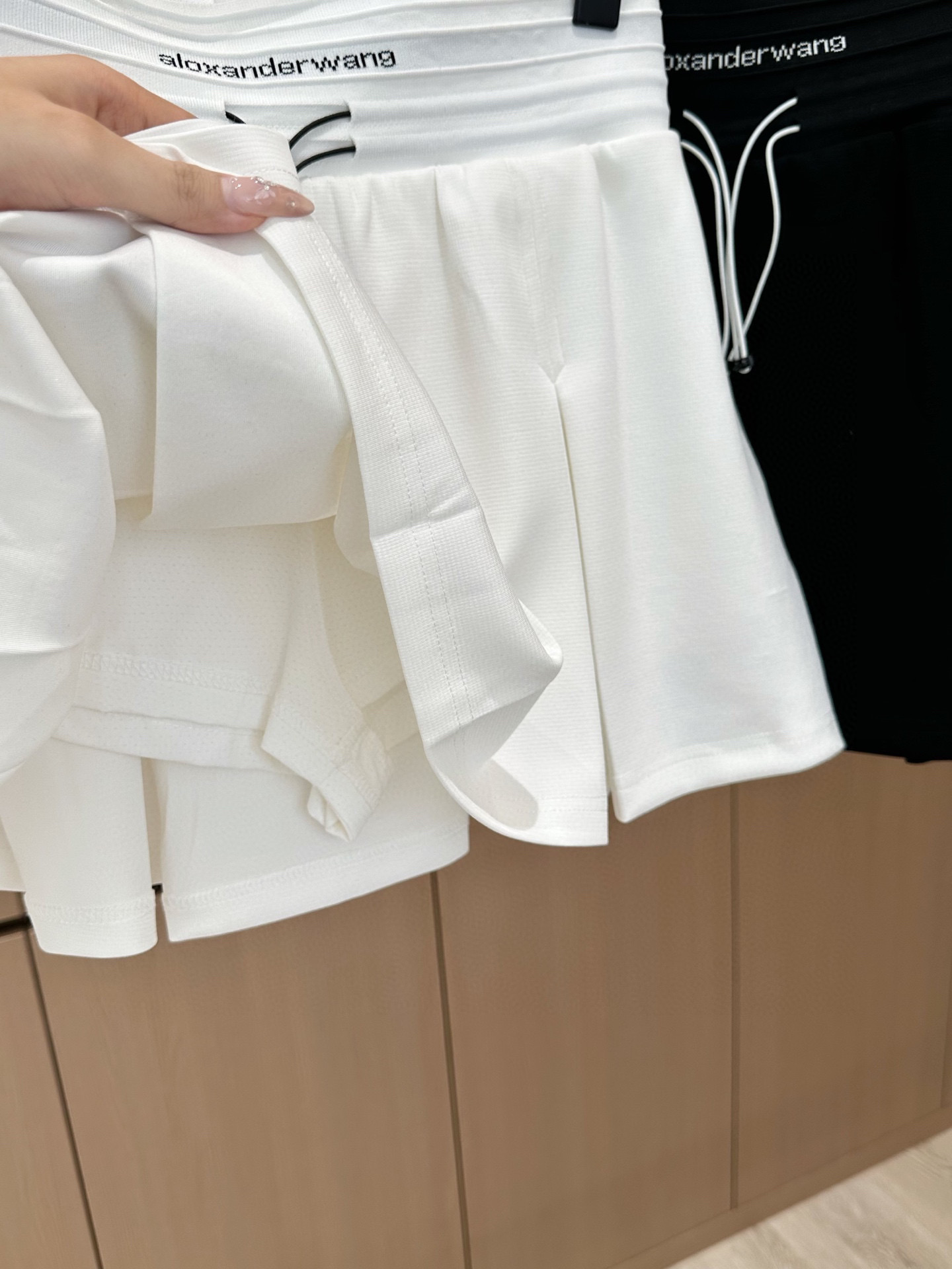 🛒𝐍𝐄𝐖 · 𝟐𝟎𝟐5/爆款现货

原单品质 设计师｜25新款休闲松紧织带裤裙
颜色百搭高级 定制松紧腰