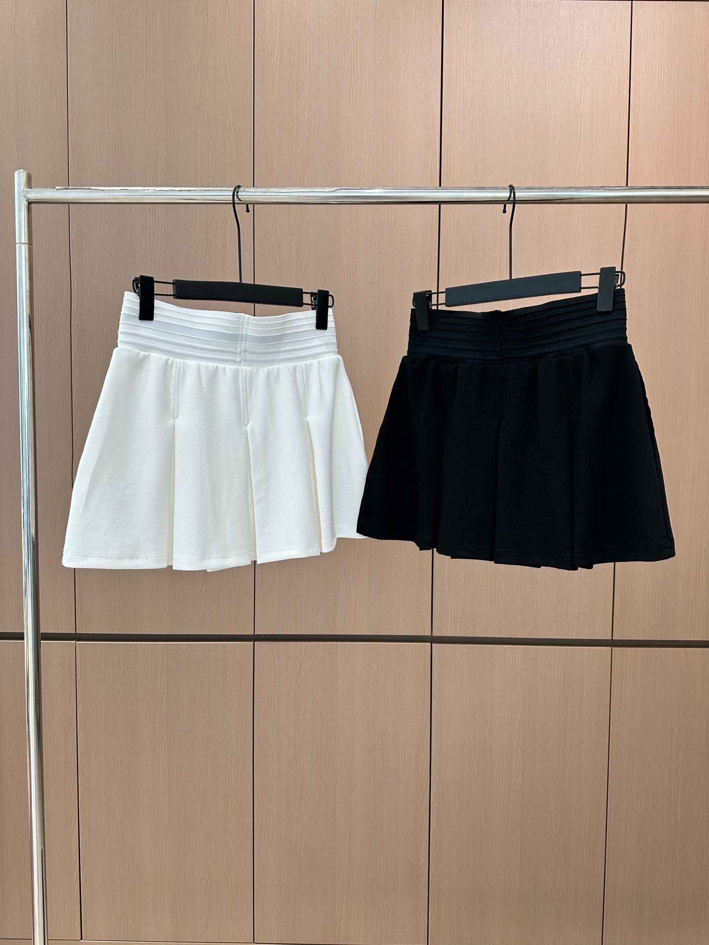 🛒𝐍𝐄𝐖 · 𝟐𝟎𝟐5/爆款现货

原单品质 设计师｜25新款休闲松紧织带裤裙
颜色百搭高级 定制松紧腰