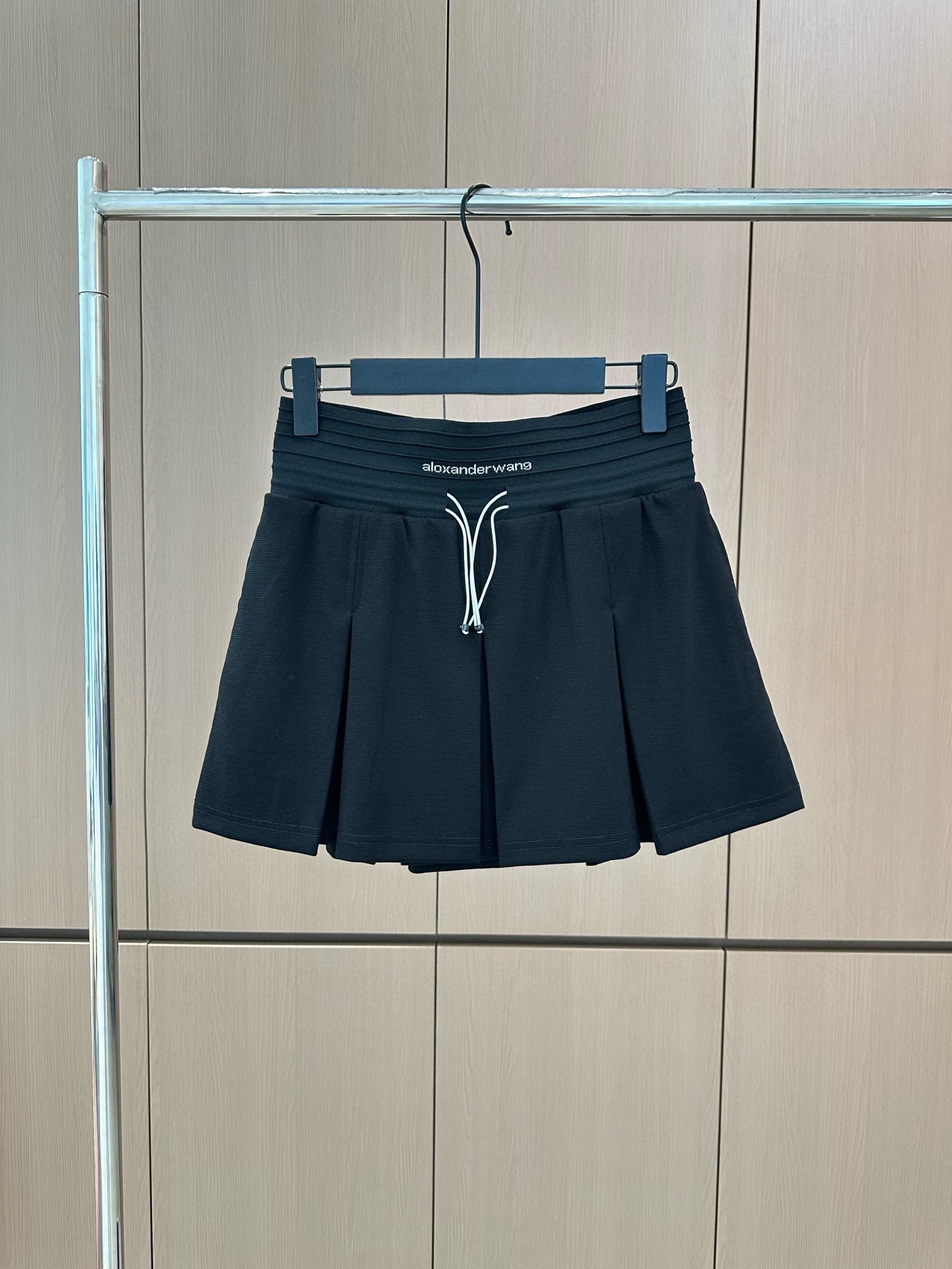 🛒𝐍𝐄𝐖 · 𝟐𝟎𝟐5/爆款现货

原单品质 设计师｜25新款休闲松紧织带裤裙
颜色百搭高级 定制松紧腰