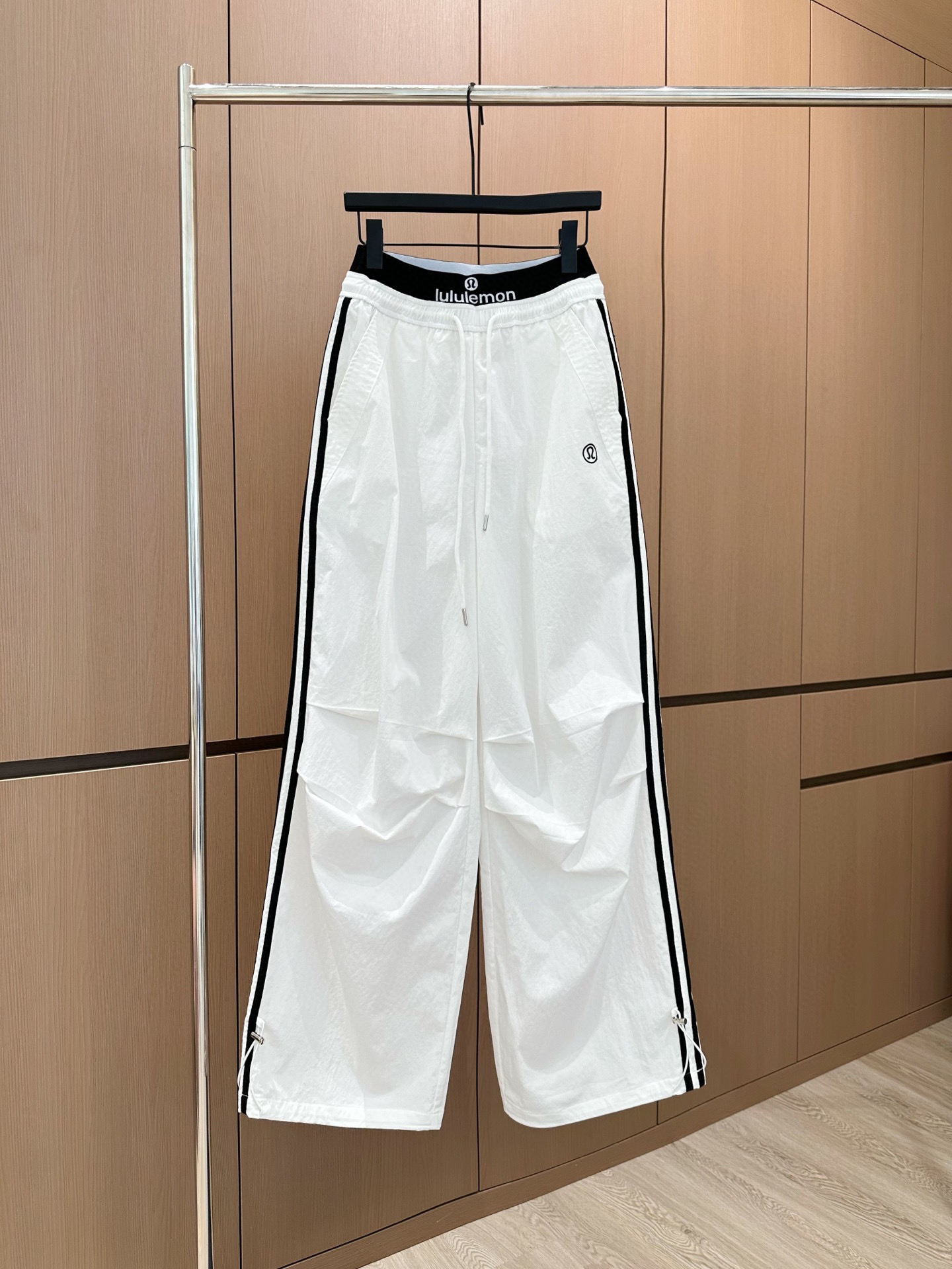 🛒𝐍𝐄𝐖 · 𝟐𝟎𝟐5/爆款现货

原单品质 设计师｜25新款抽绳松紧腰工装式休闲裤
颜色百搭高级 定制