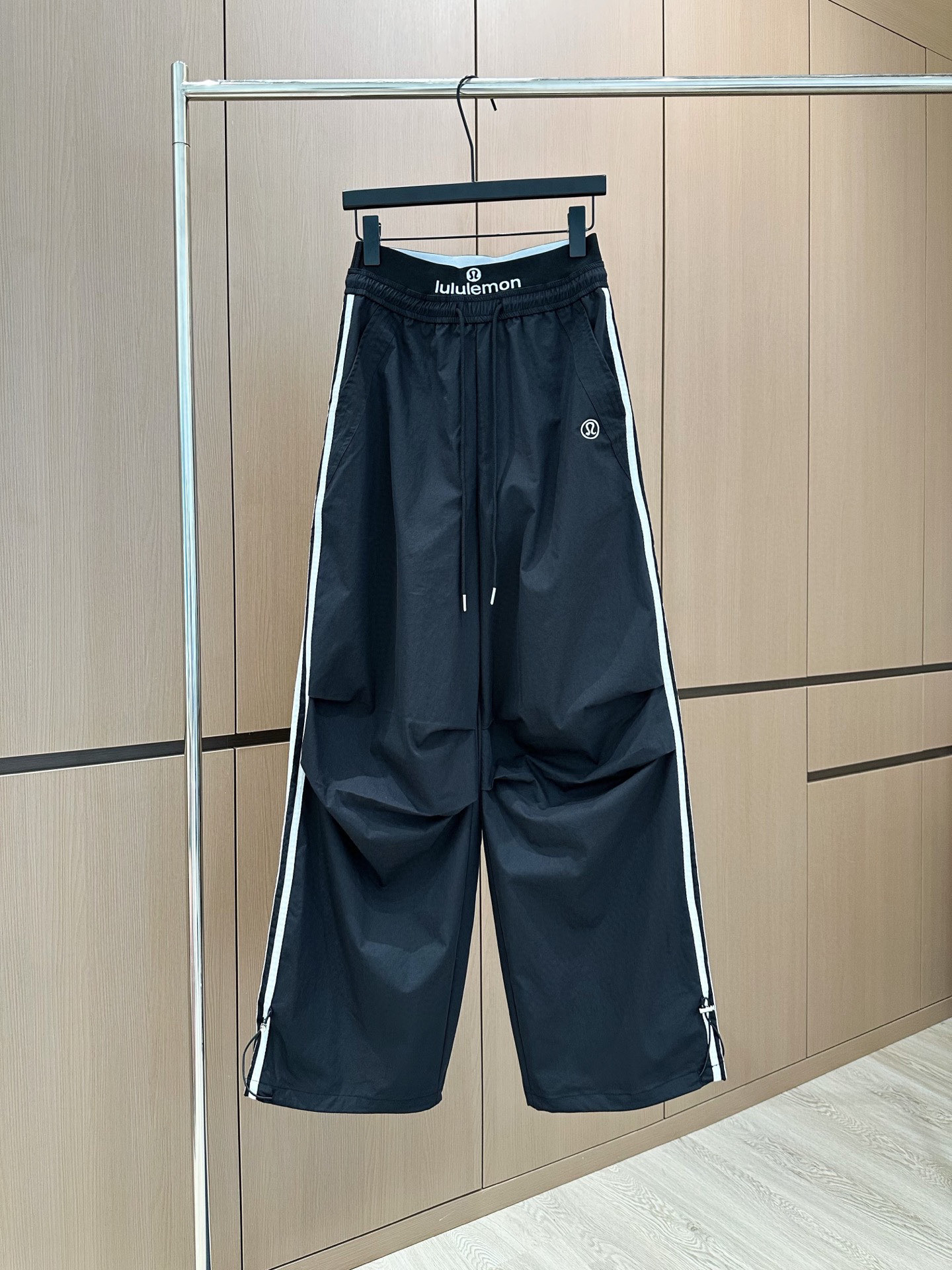 🛒𝐍𝐄𝐖 · 𝟐𝟎𝟐5/爆款现货

原单品质 设计师｜25新款抽绳松紧腰工装式休闲裤
颜色百搭高级 定制