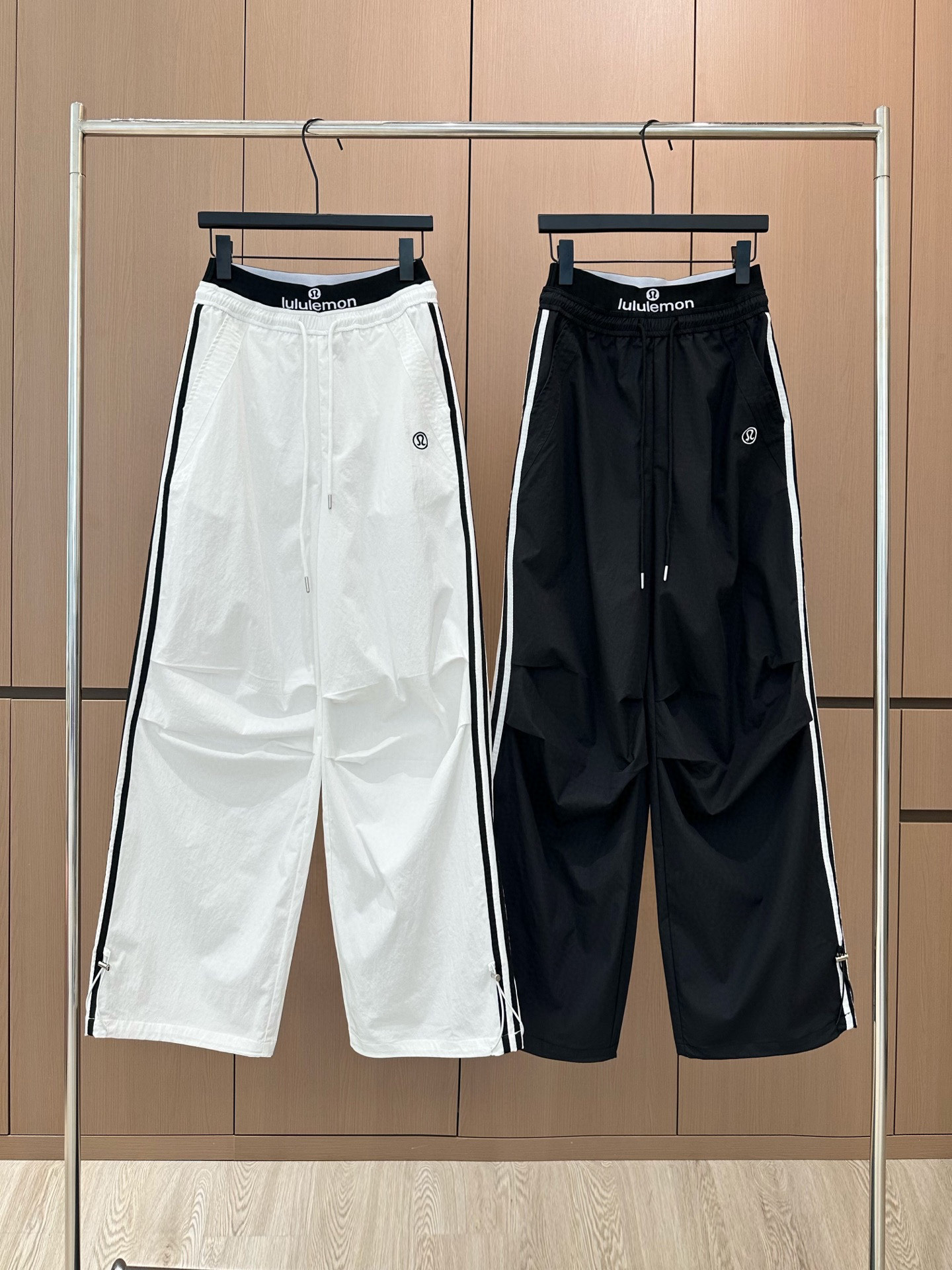 🛒𝐍𝐄𝐖 · 𝟐𝟎𝟐5/爆款现货

原单品质 设计师｜25新款抽绳松紧腰工装式休闲裤
颜色百搭高级 定制