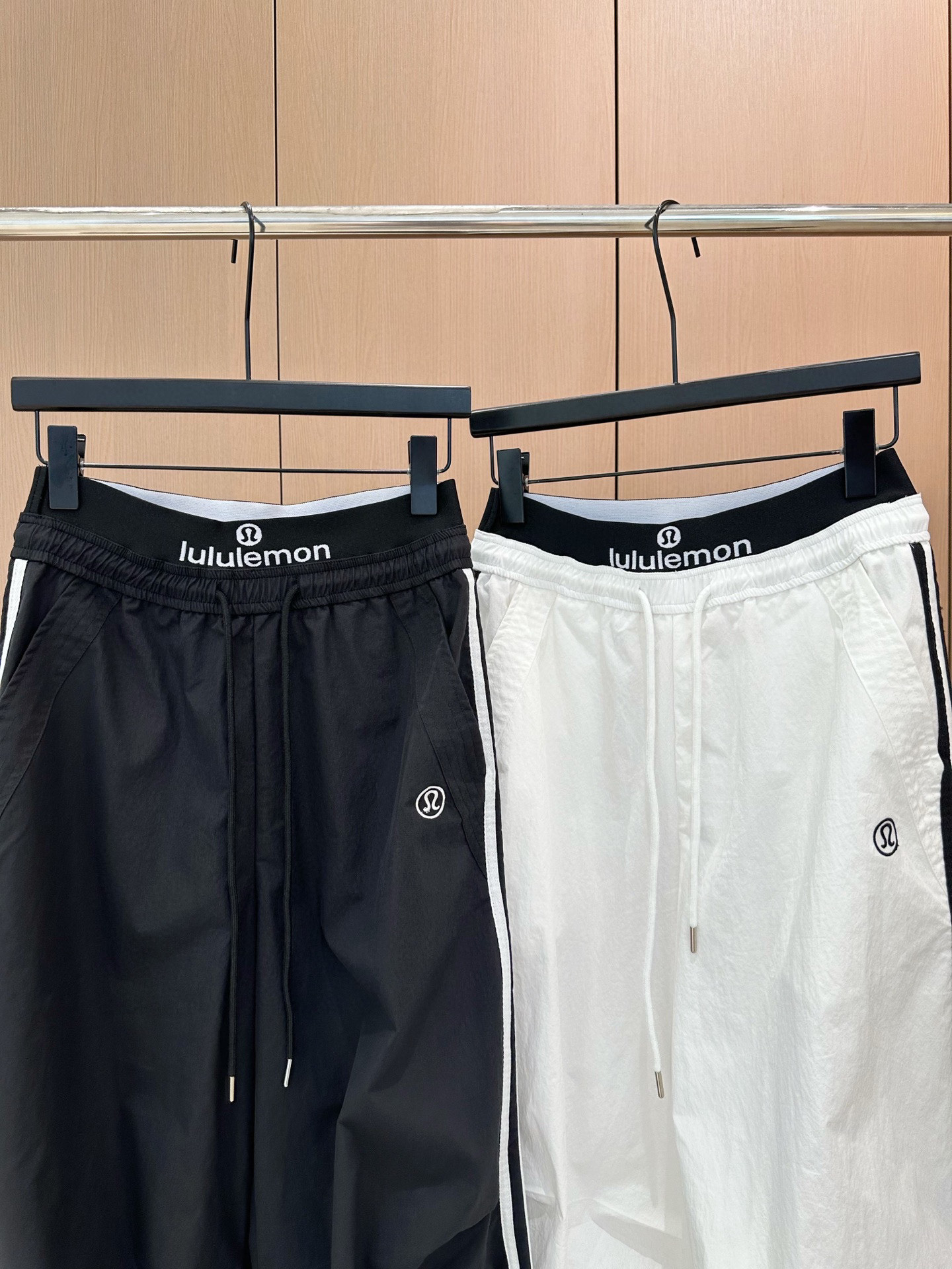 🛒𝐍𝐄𝐖 · 𝟐𝟎𝟐5/爆款现货

原单品质 设计师｜25新款抽绳松紧腰工装式休闲裤
颜色百搭高级 定制