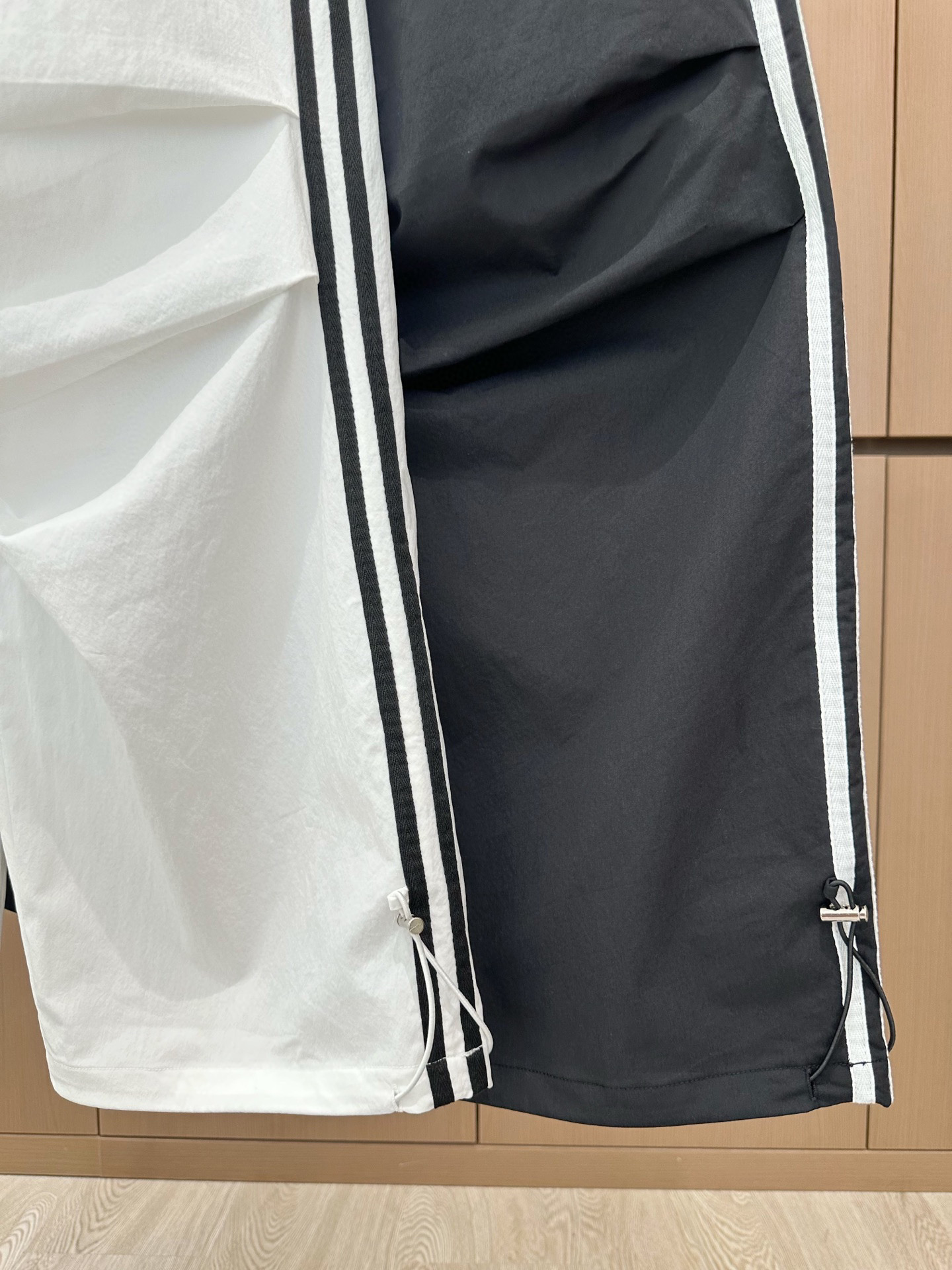 🛒𝐍𝐄𝐖 · 𝟐𝟎𝟐5/爆款现货

原单品质 设计师｜25新款抽绳松紧腰工装式休闲裤
颜色百搭高级 定制