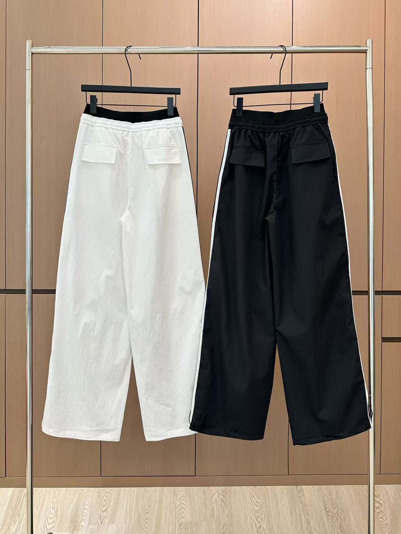 🛒𝐍𝐄𝐖 · 𝟐𝟎𝟐5/爆款现货

原单品质 设计师｜25新款抽绳松紧腰工装式休闲裤
颜色百搭高级 定制