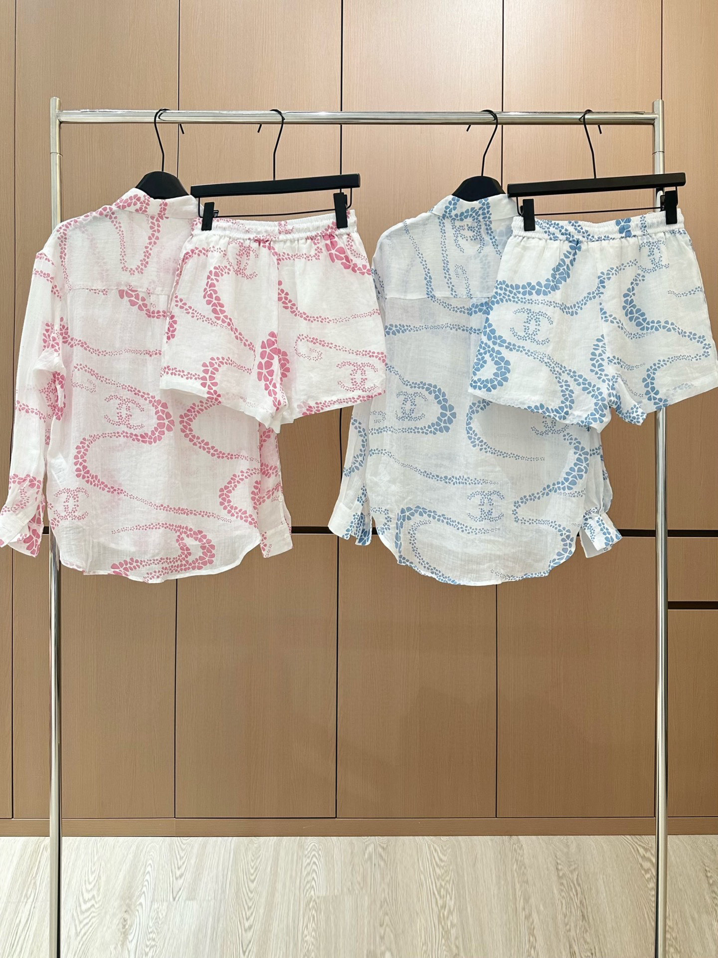 🛒𝐍𝐄𝐖 · 𝟐𝟎𝟐5/爆款现货

原单品质  Chane*｜25新品印花衬衫短裤套装！
高端定制麻料，