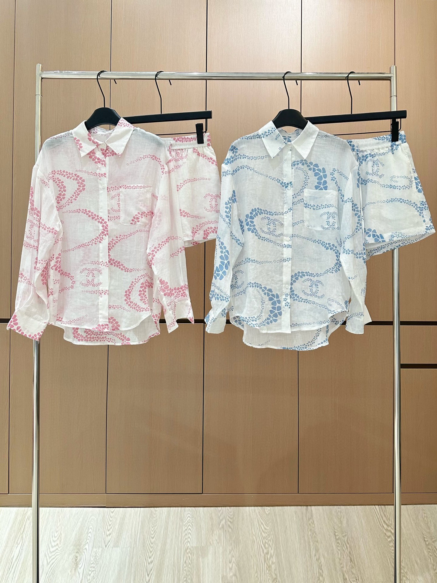 🛒𝐍𝐄𝐖 · 𝟐𝟎𝟐5/爆款现货

原单品质  Chane*｜25新品印花衬衫短裤套装！
高端定制麻料，