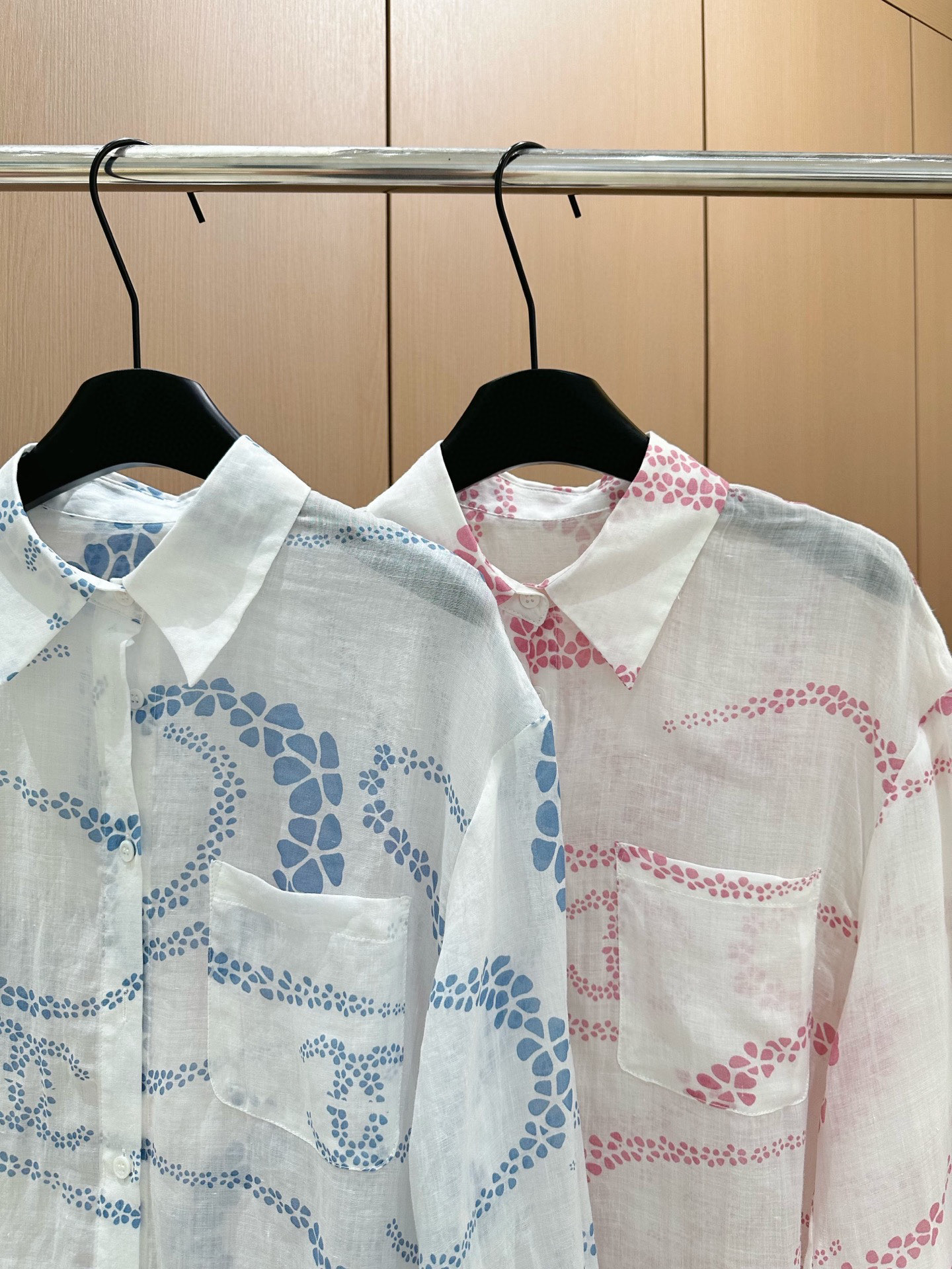 🛒𝐍𝐄𝐖 · 𝟐𝟎𝟐5/爆款现货

原单品质  Chane*｜25新品印花衬衫短裤套装！
高端定制麻料，