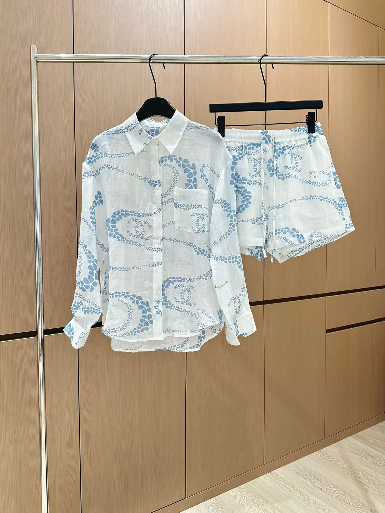 🛒𝐍𝐄𝐖 · 𝟐𝟎𝟐5/爆款现货

原单品质  Chane*｜25新品印花衬衫短裤套装！
高端定制麻料，