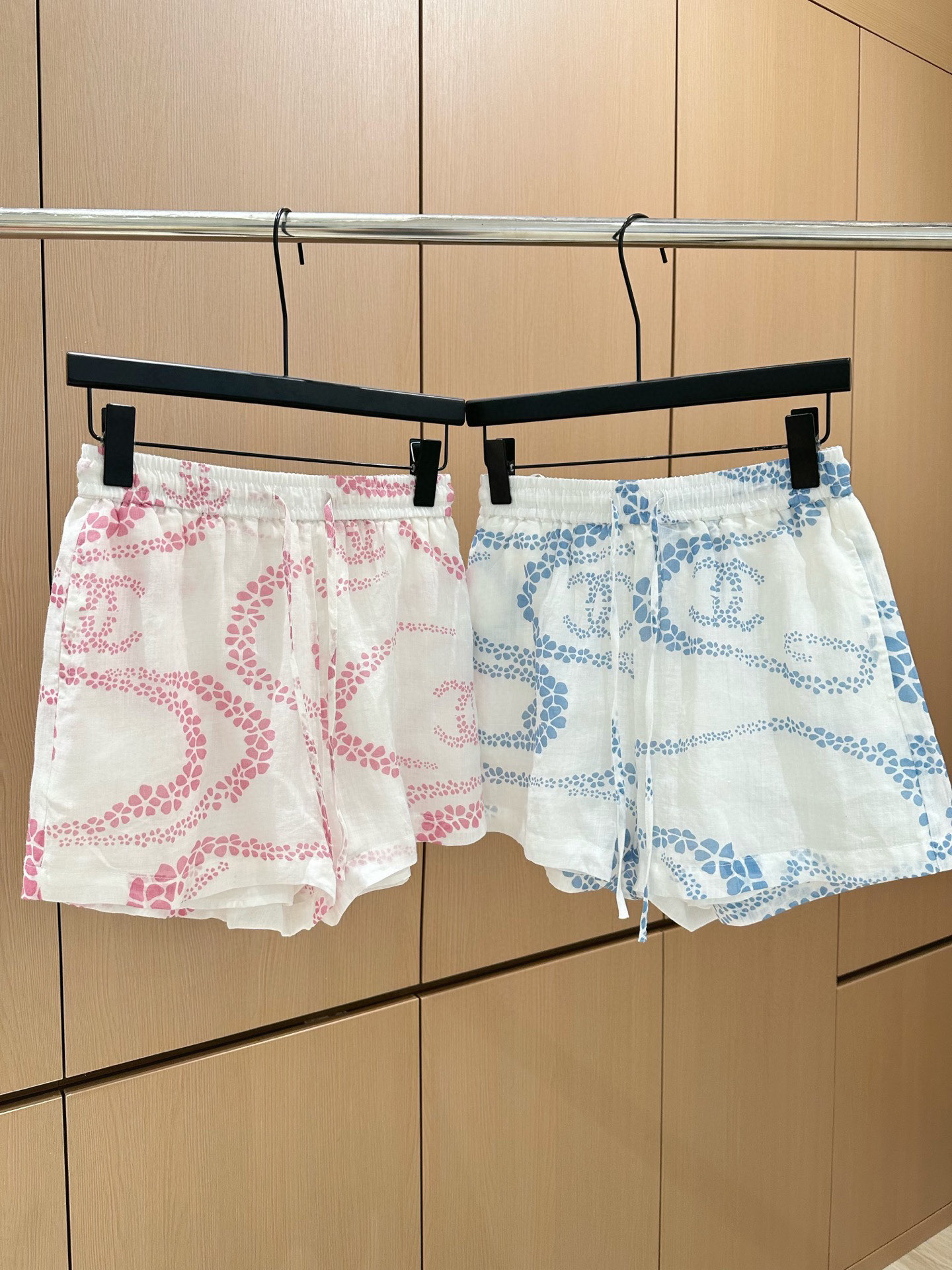 🛒𝐍𝐄𝐖 · 𝟐𝟎𝟐5/爆款现货

原单品质  Chane*｜25新品印花衬衫短裤套装！
高端定制麻料，