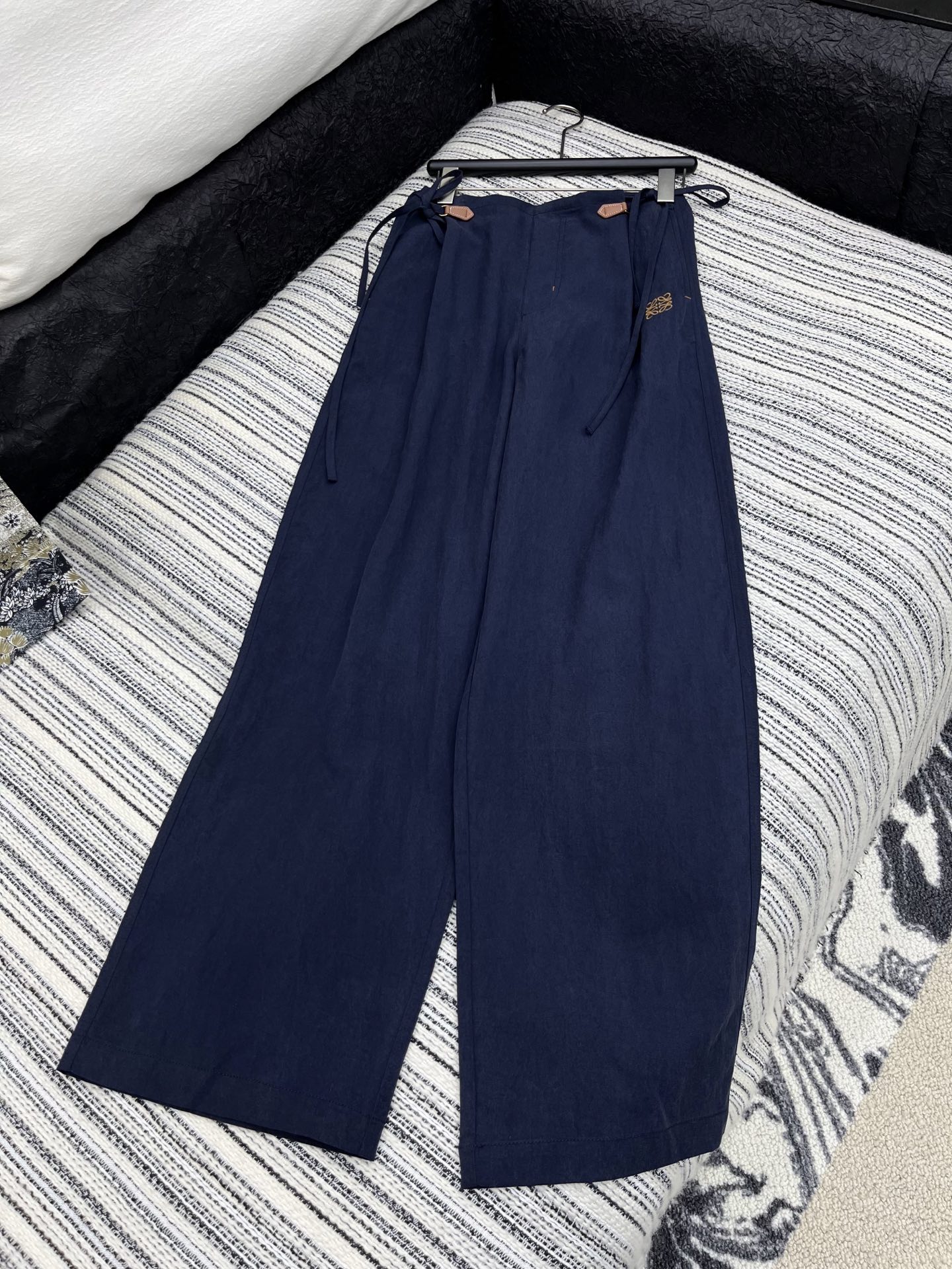 🛒𝐍𝐄𝐖 · 𝟐𝟎𝟐5/爆款现货

原单品质  Loew*｜25新款撞色刺绣休闲裤
颜色百搭高级  定制