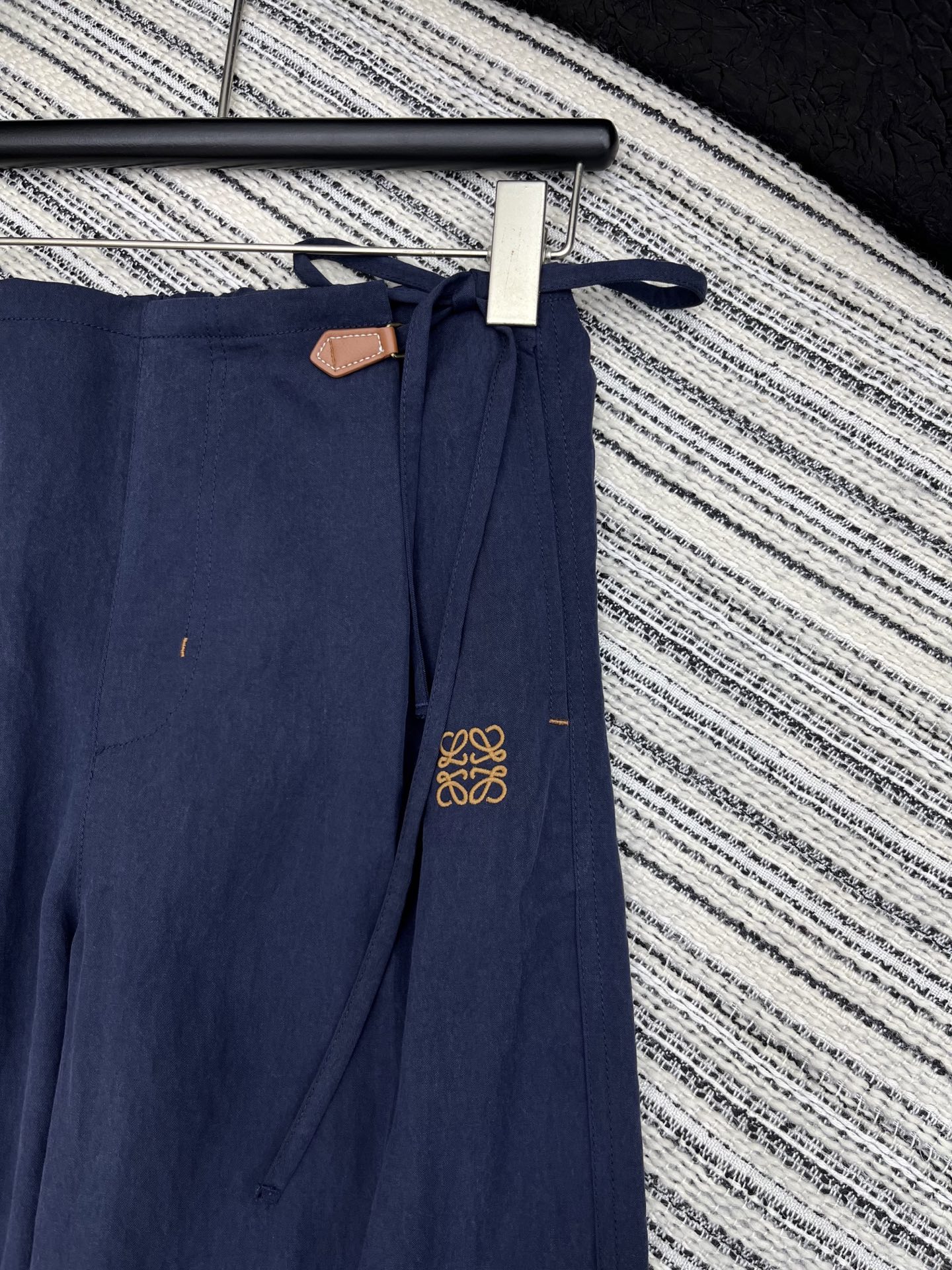 🛒𝐍𝐄𝐖 · 𝟐𝟎𝟐5/爆款现货

原单品质  Loew*｜25新款撞色刺绣休闲裤
颜色百搭高级  定制