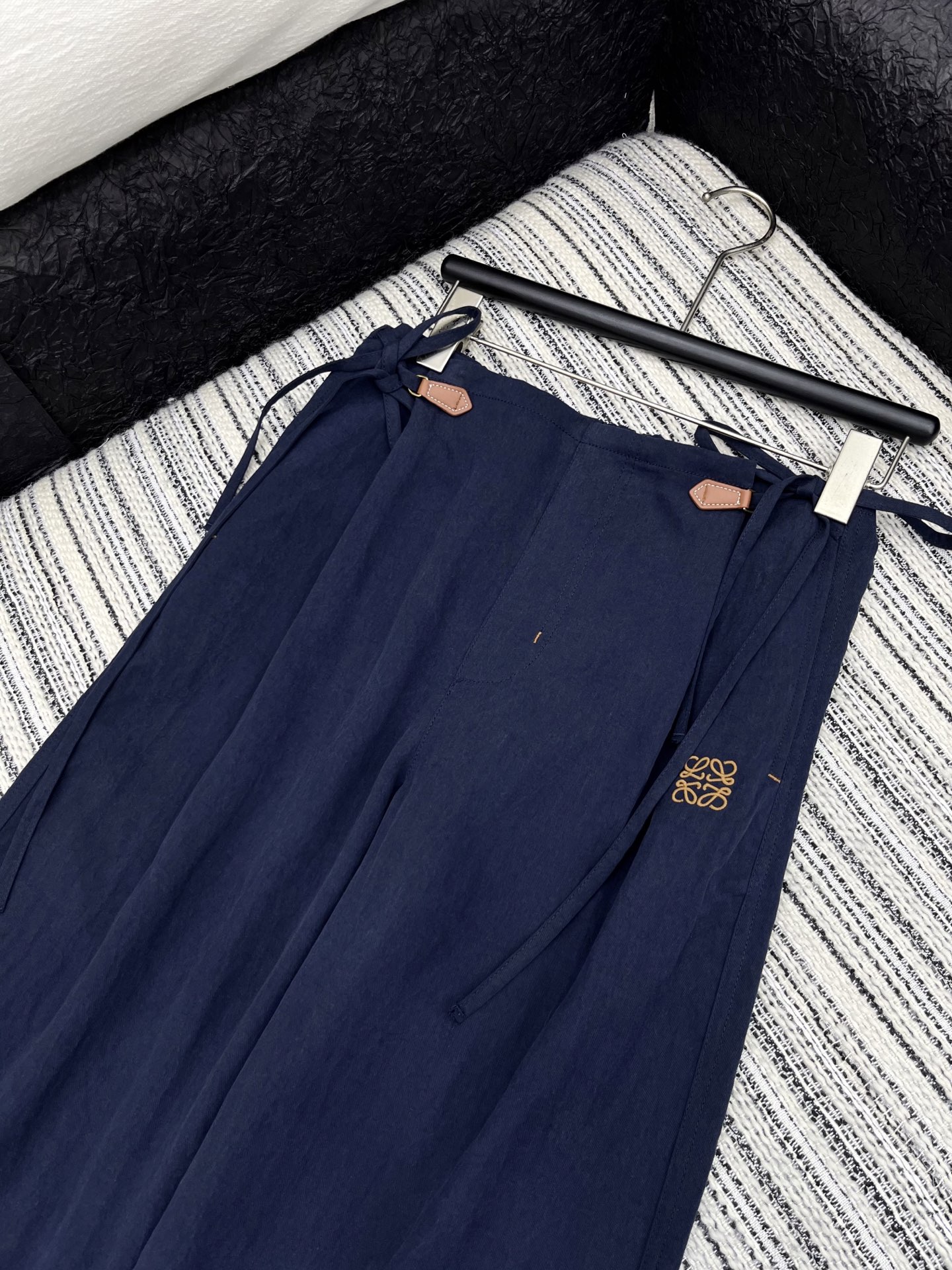 🛒𝐍𝐄𝐖 · 𝟐𝟎𝟐5/爆款现货

原单品质  Loew*｜25新款撞色刺绣休闲裤
颜色百搭高级  定制