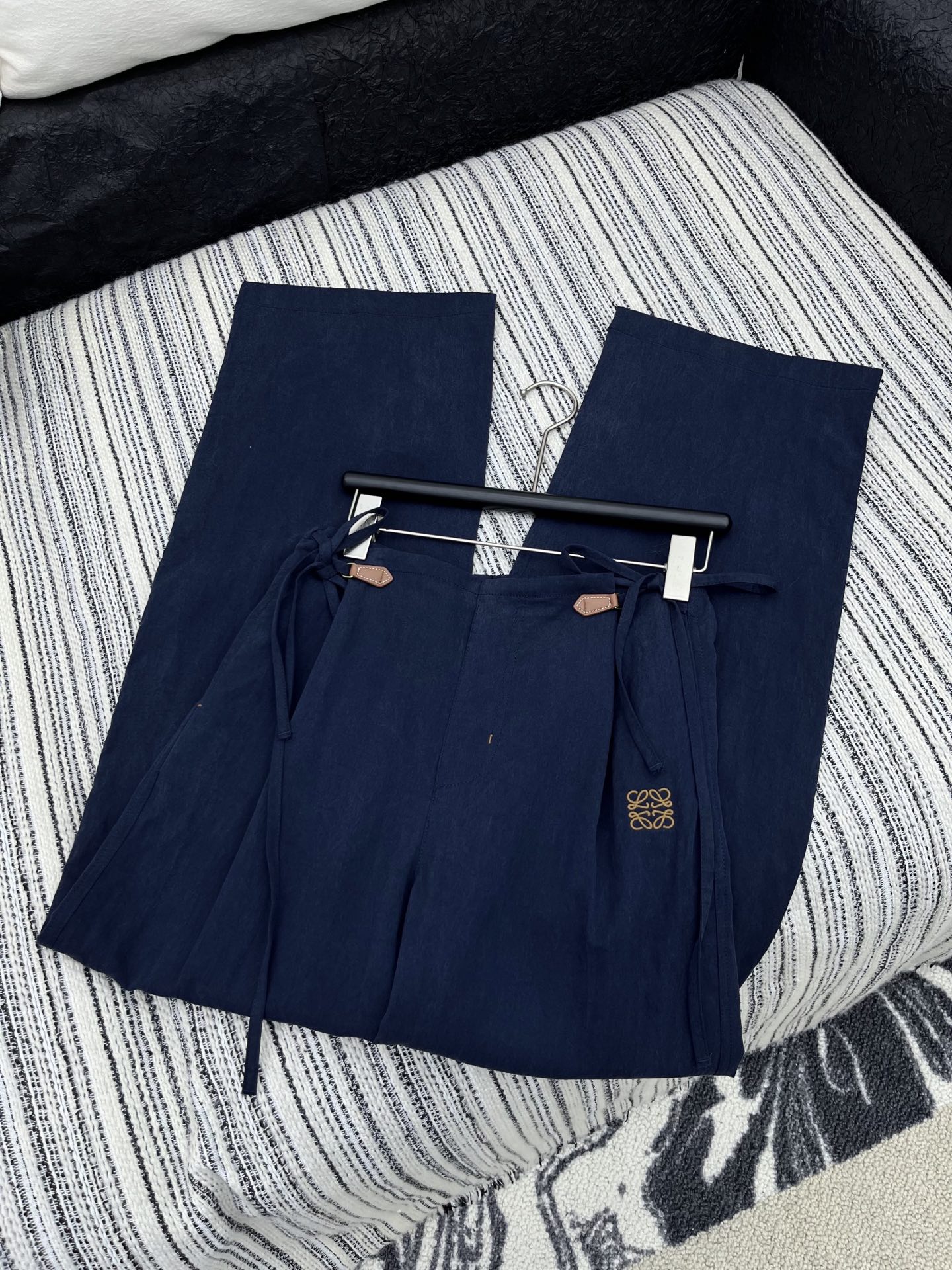 🛒𝐍𝐄𝐖 · 𝟐𝟎𝟐5/爆款现货

原单品质  Loew*｜25新款撞色刺绣休闲裤
颜色百搭高级  定制
