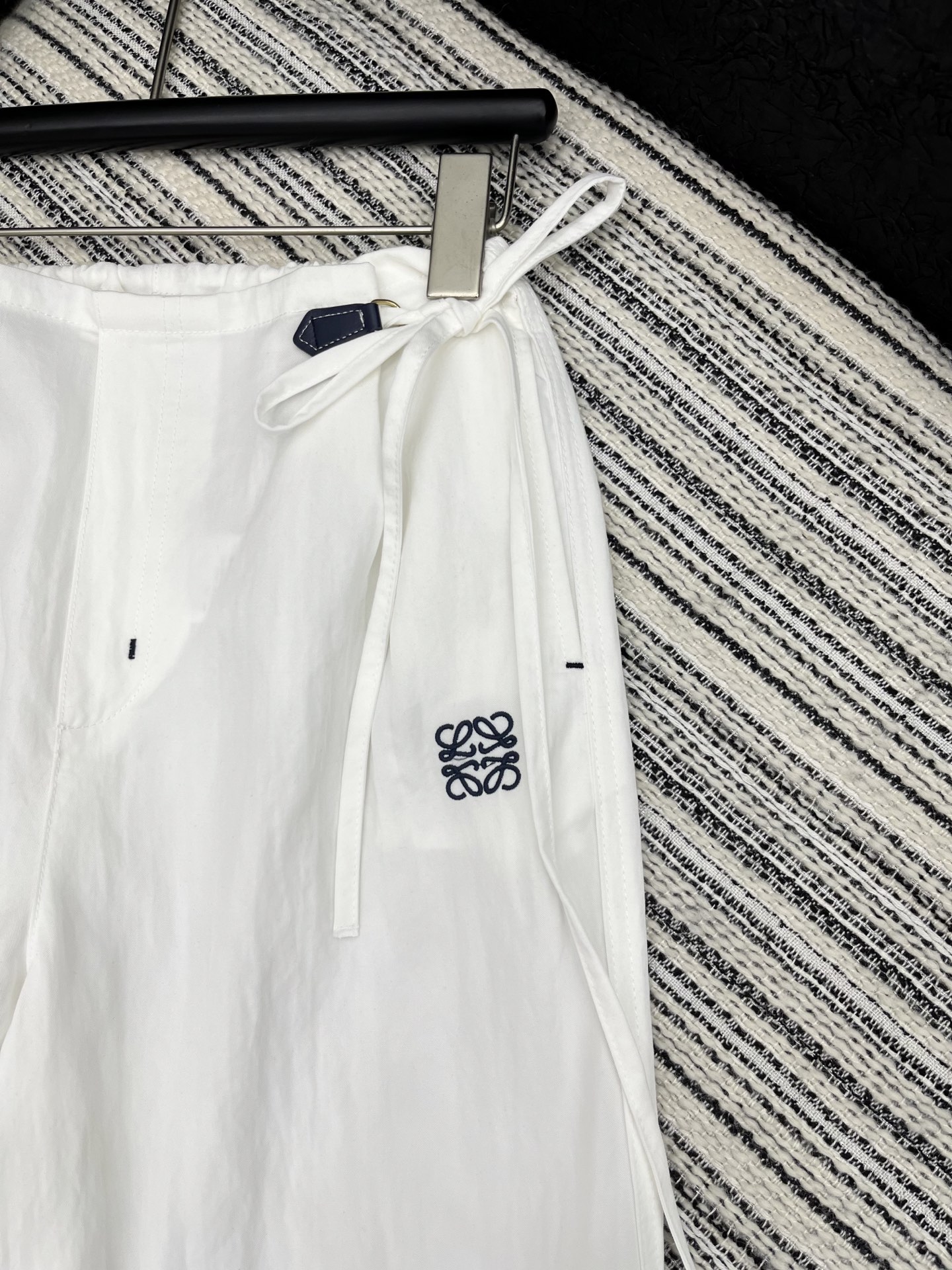 🛒𝐍𝐄𝐖 · 𝟐𝟎𝟐5/爆款现货

原单品质  Loew*｜25新款撞色刺绣休闲裤
颜色百搭高级  定制
