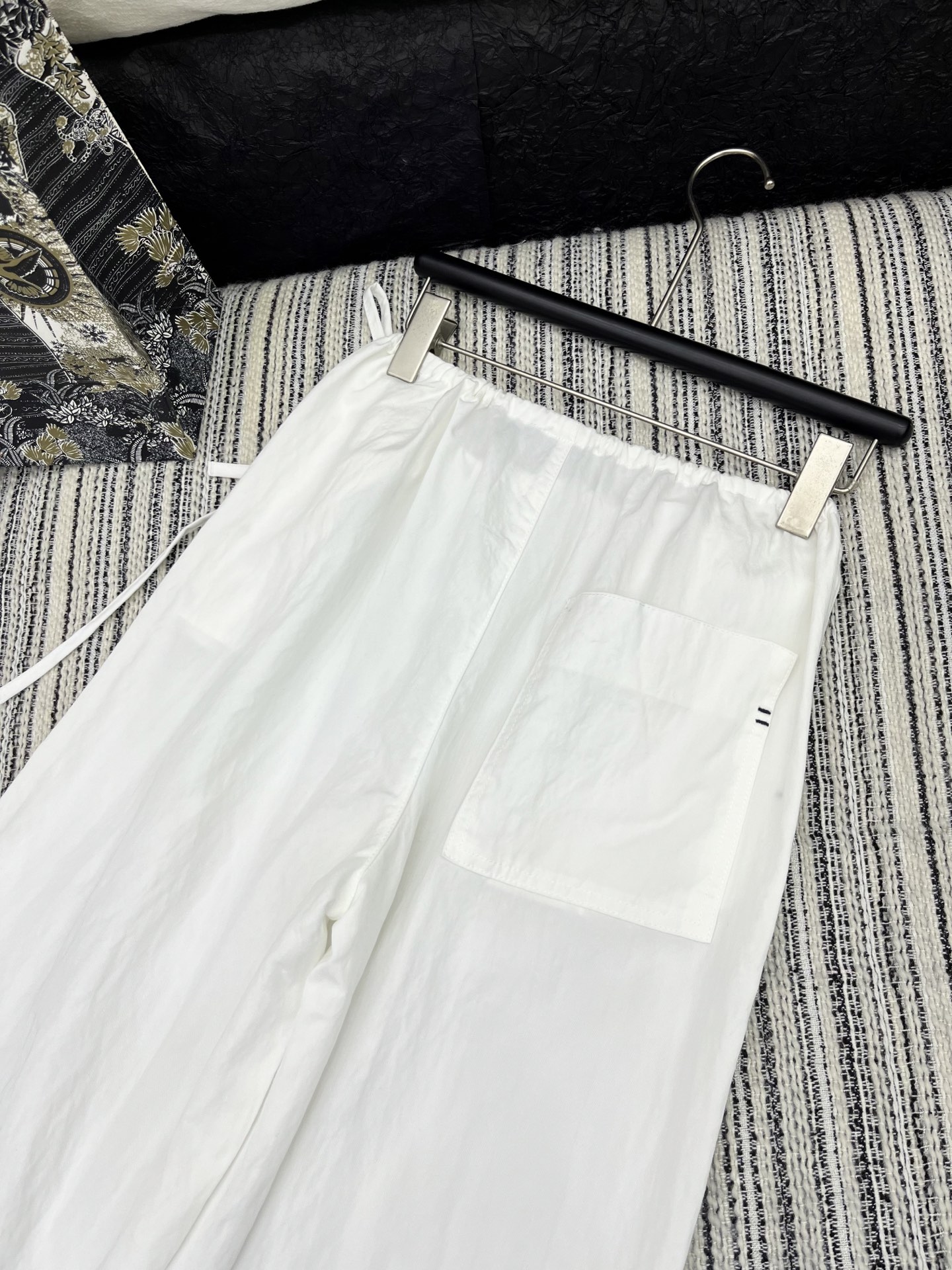 🛒𝐍𝐄𝐖 · 𝟐𝟎𝟐5/爆款现货

原单品质  Loew*｜25新款撞色刺绣休闲裤
颜色百搭高级  定制