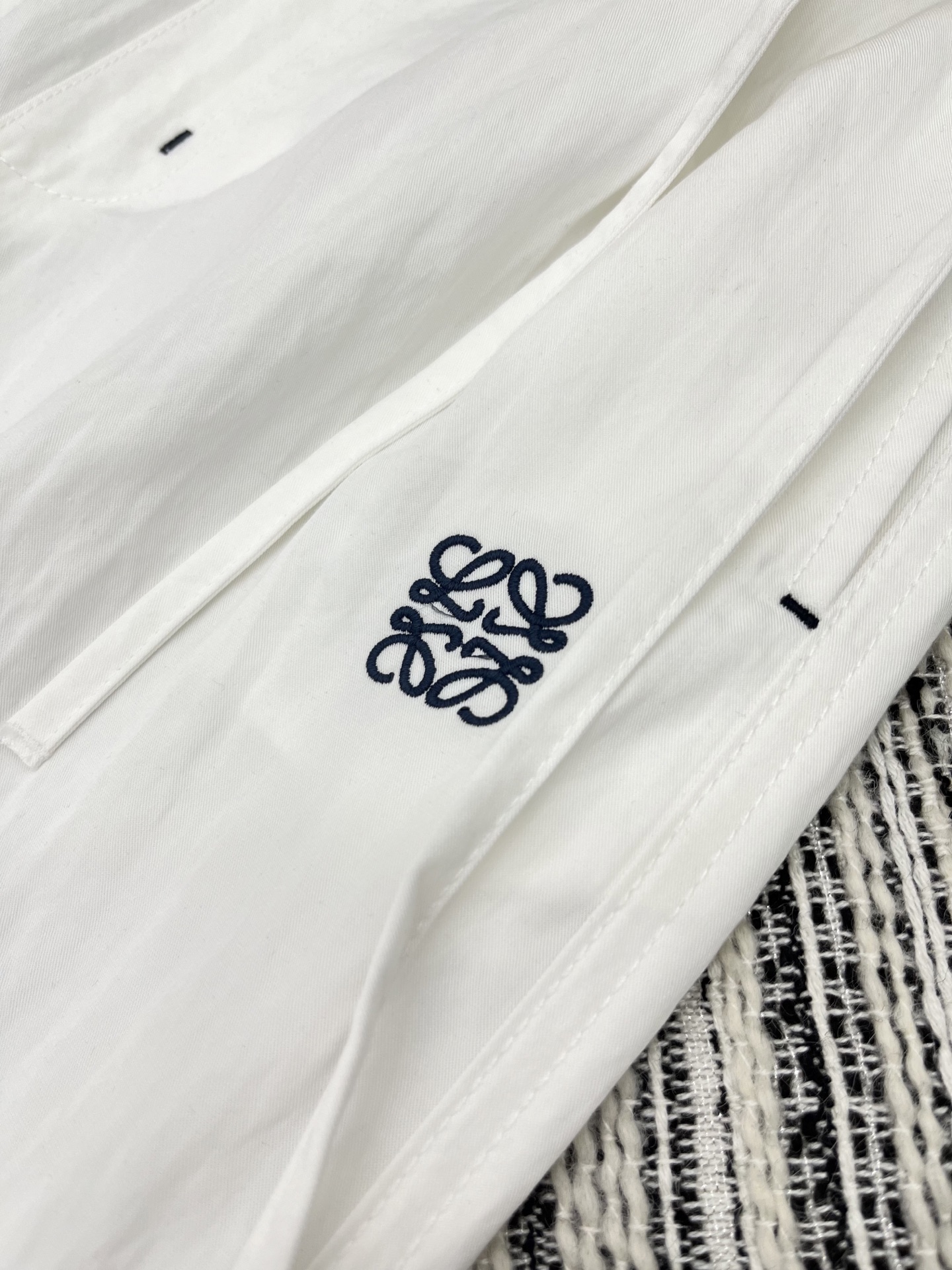 🛒𝐍𝐄𝐖 · 𝟐𝟎𝟐5/爆款现货

原单品质  Loew*｜25新款撞色刺绣休闲裤
颜色百搭高级  定制