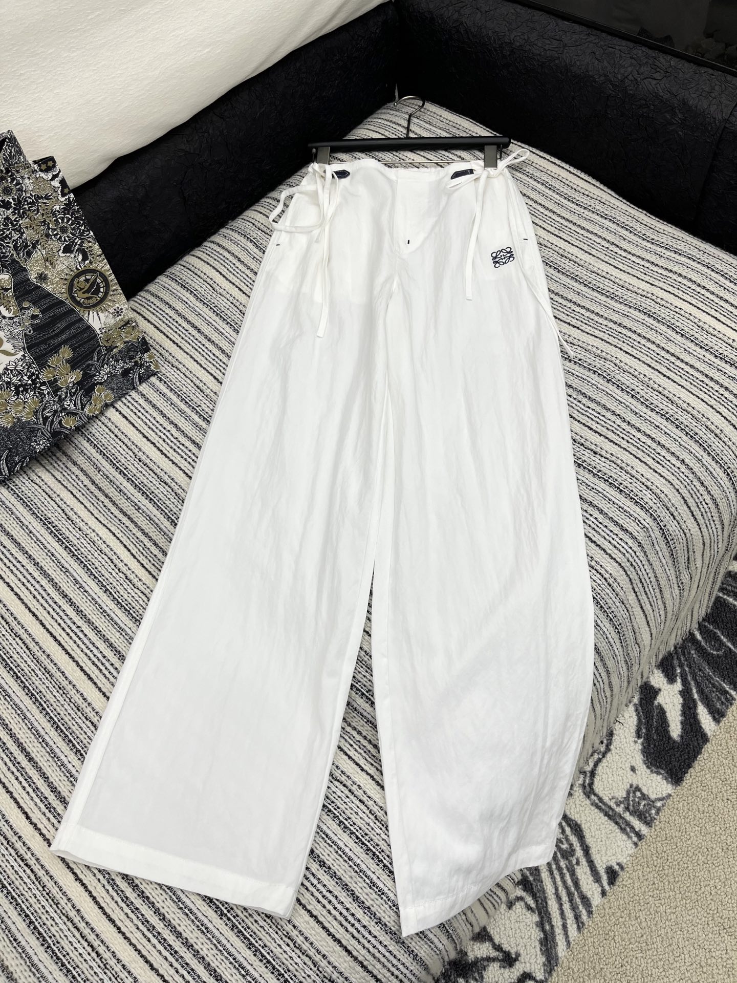 🛒𝐍𝐄𝐖 · 𝟐𝟎𝟐5/爆款现货

原单品质  Loew*｜25新款撞色刺绣休闲裤
颜色百搭高级  定制