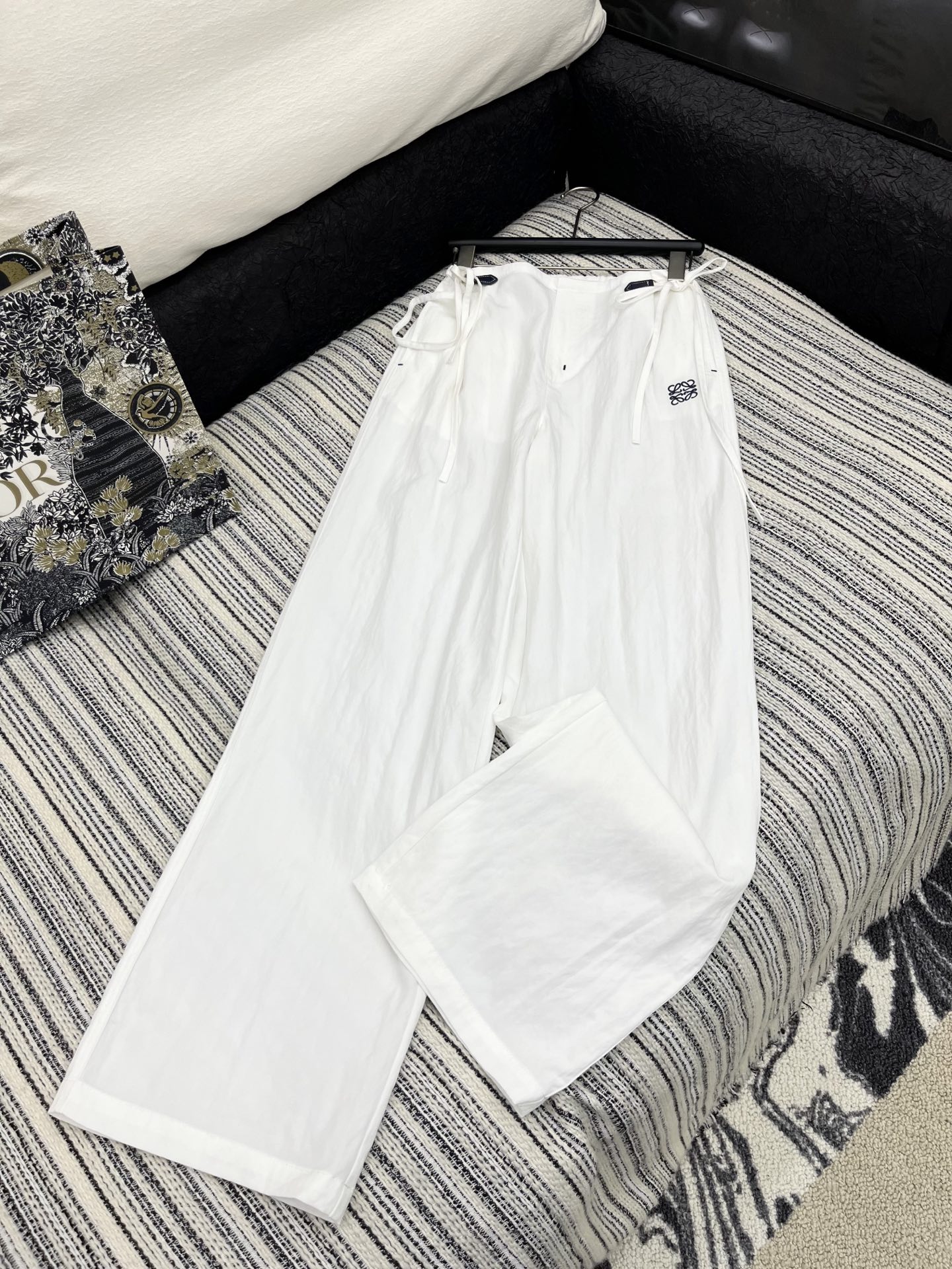🛒𝐍𝐄𝐖 · 𝟐𝟎𝟐5/爆款现货

原单品质  Loew*｜25新款撞色刺绣休闲裤
颜色百搭高级  定制