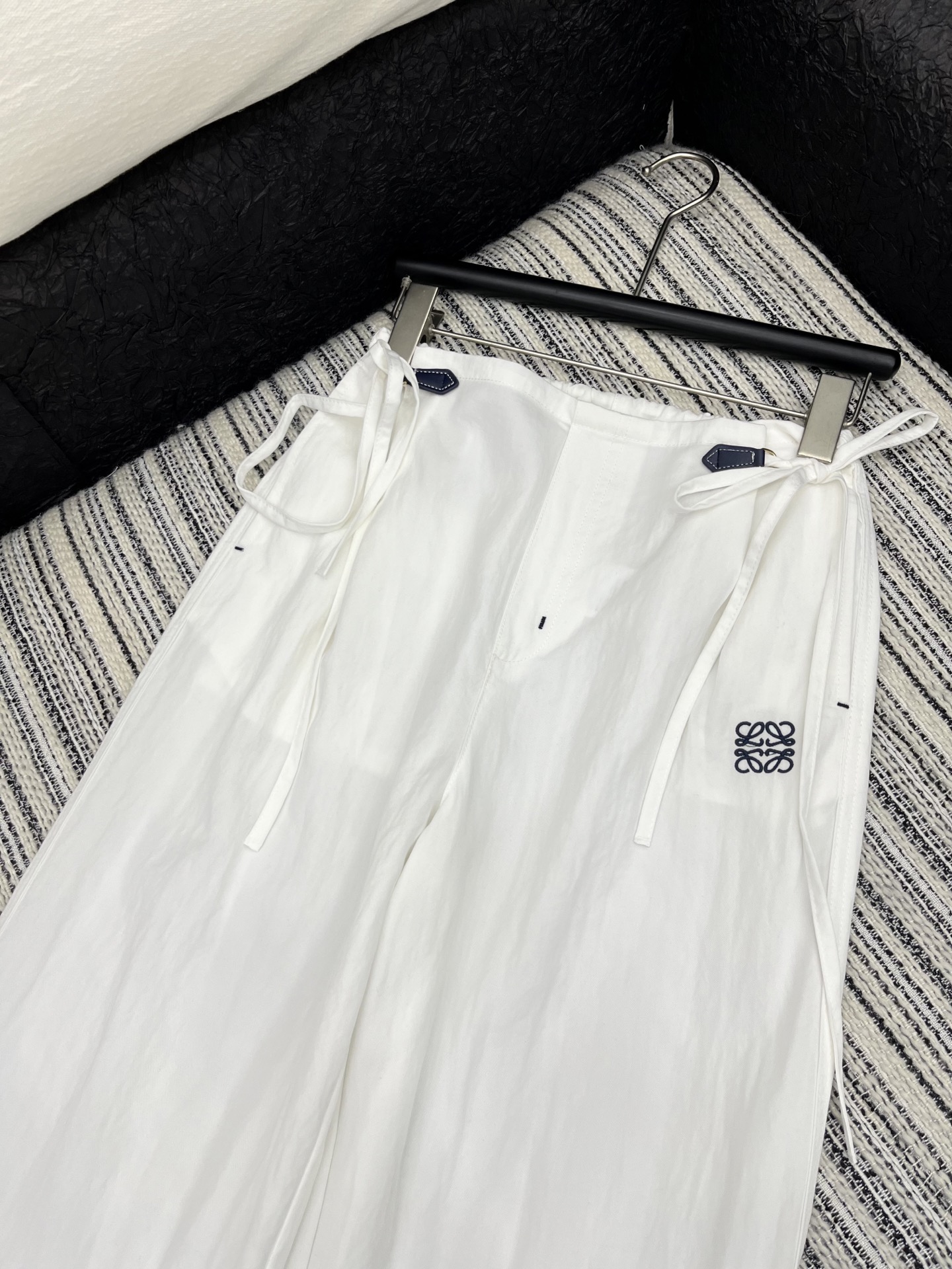 🛒𝐍𝐄𝐖 · 𝟐𝟎𝟐5/爆款现货

原单品质  Loew*｜25新款撞色刺绣休闲裤
颜色百搭高级  定制