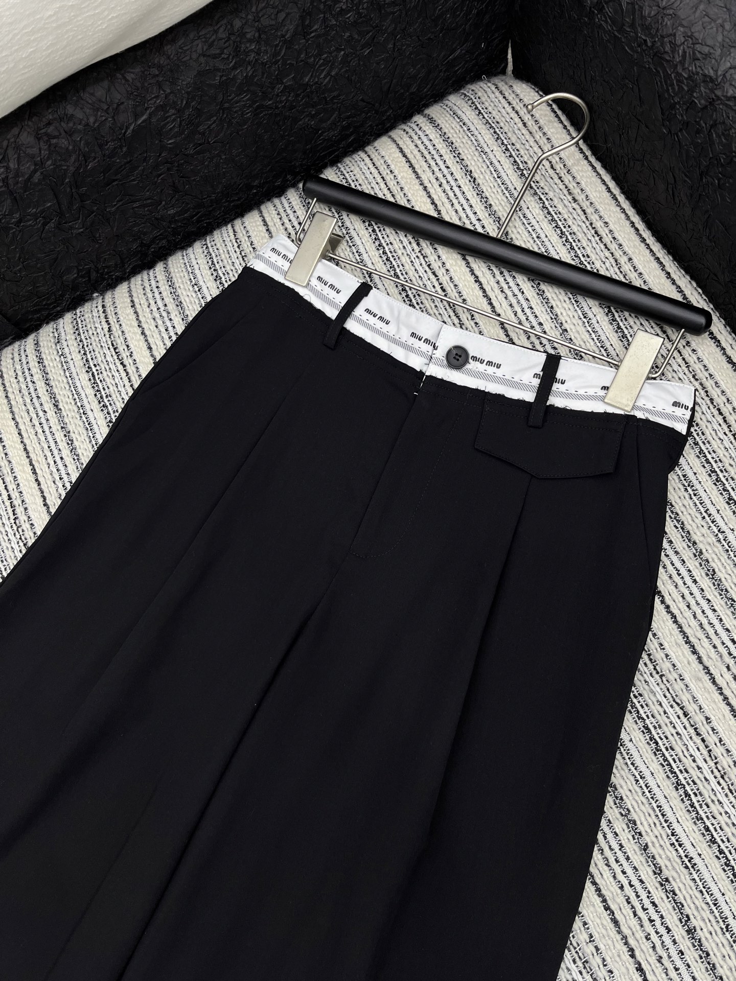 🛒𝐍𝐄𝐖 · 𝟐𝟎𝟐5/爆款现货

原单高品质  Miu Mi*｜25新款休闲西裤
颜色百搭高级 定制撞