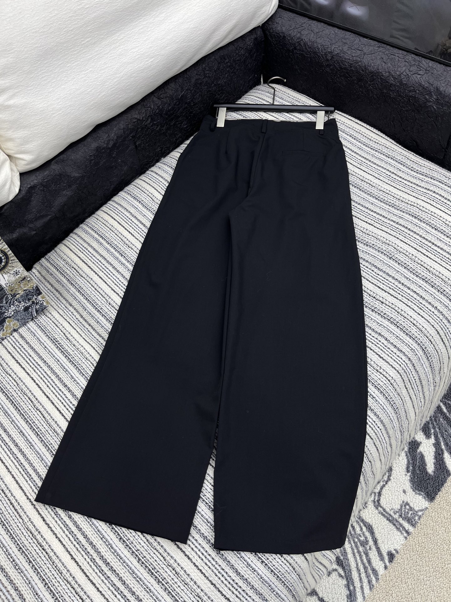 🛒𝐍𝐄𝐖 · 𝟐𝟎𝟐5/爆款现货

原单高品质  Miu Mi*｜25新款休闲西裤
颜色百搭高级 定制撞