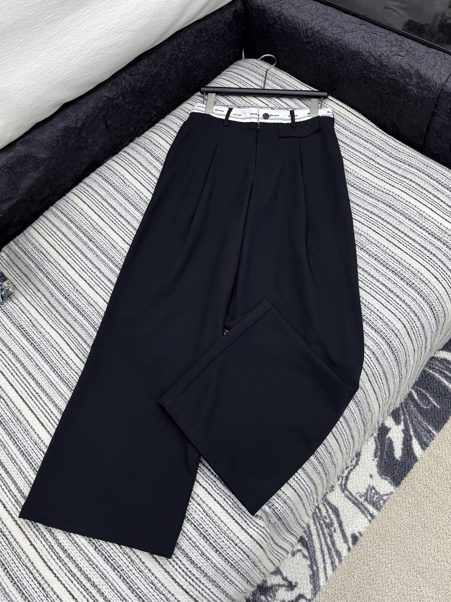 🛒𝐍𝐄𝐖 · 𝟐𝟎𝟐5/爆款现货

原单高品质  Miu Mi*｜25新款休闲西裤
颜色百搭高级 定制撞