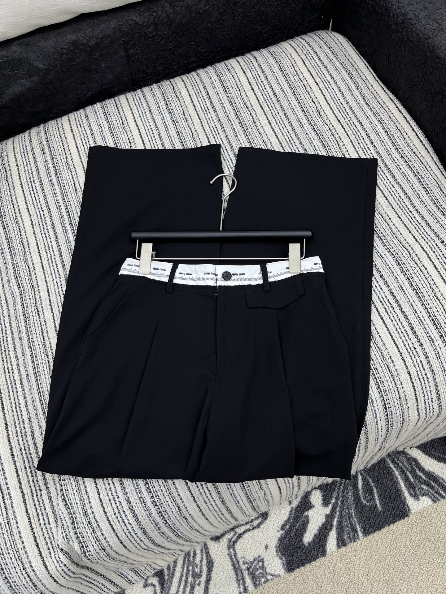 🛒𝐍𝐄𝐖 · 𝟐𝟎𝟐5/爆款现货

原单高品质  Miu Mi*｜25新款休闲西裤
颜色百搭高级 定制撞