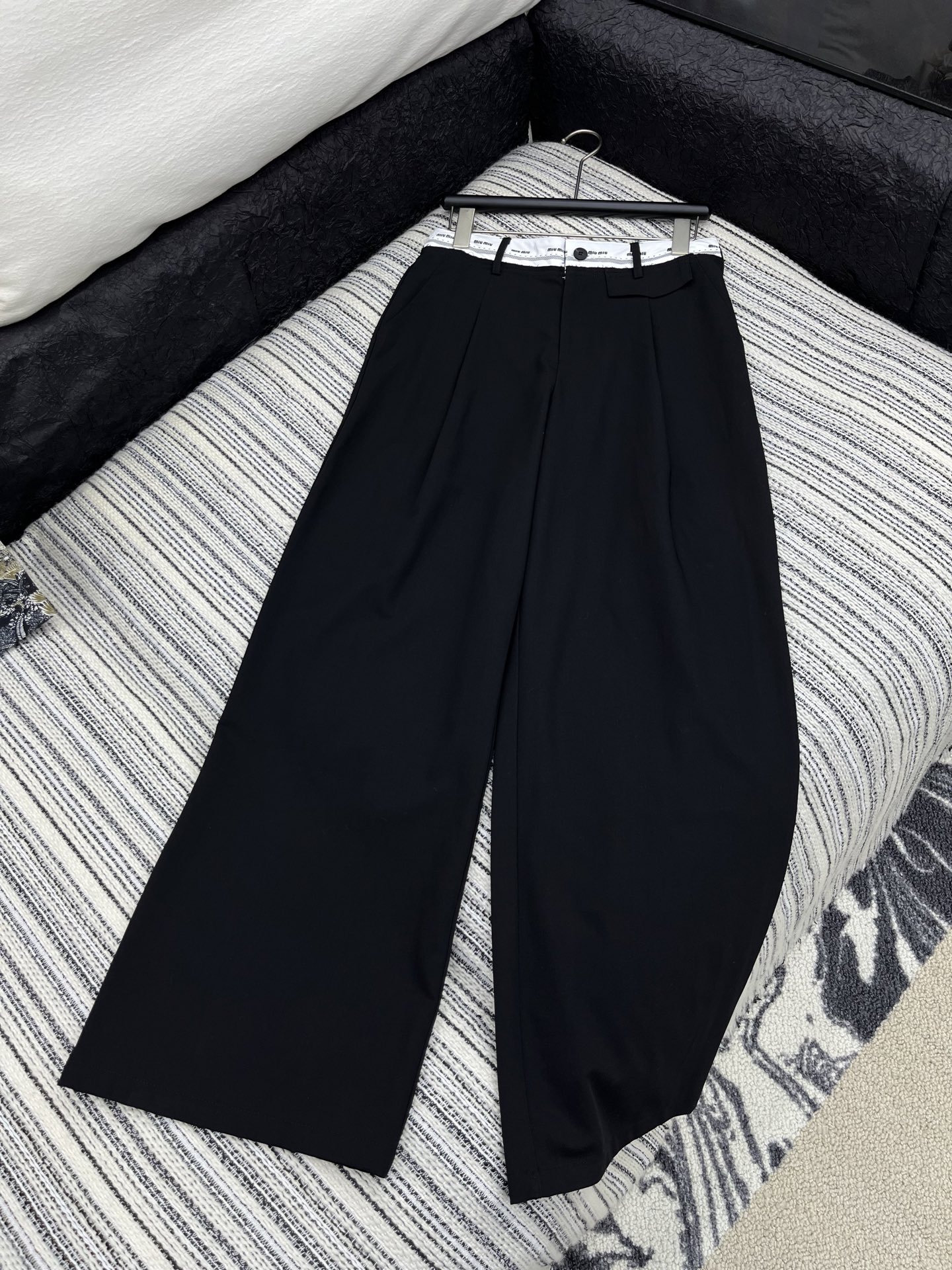 🛒𝐍𝐄𝐖 · 𝟐𝟎𝟐5/爆款现货

原单高品质  Miu Mi*｜25新款休闲西裤
颜色百搭高级 定制撞