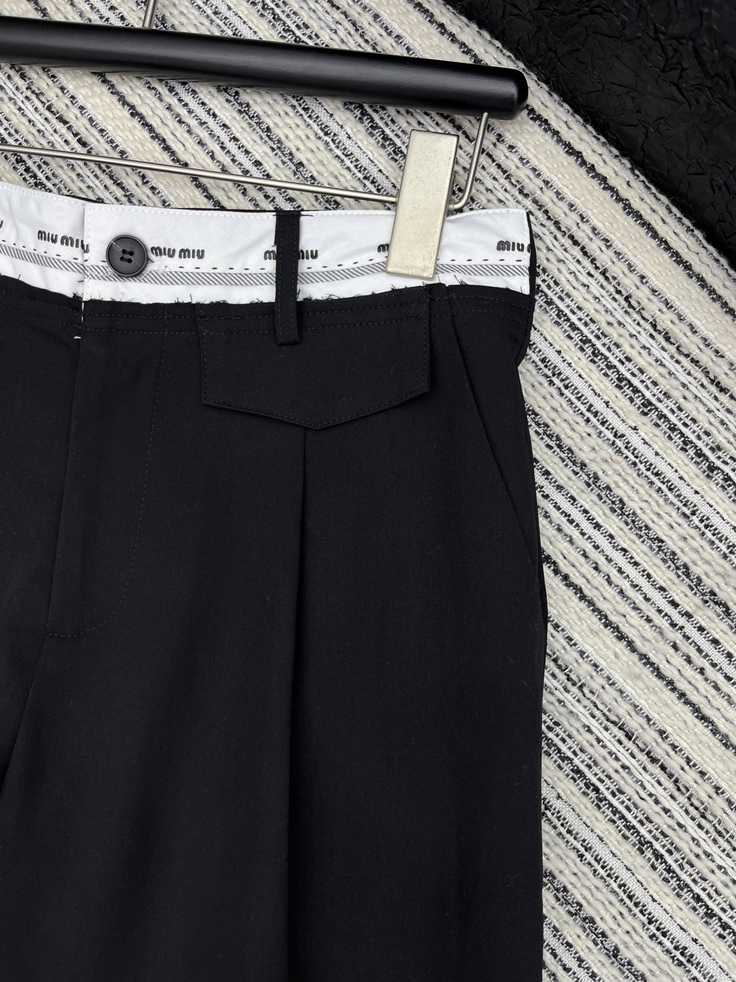 🛒𝐍𝐄𝐖 · 𝟐𝟎𝟐5/爆款现货

原单高品质  Miu Mi*｜25新款休闲西裤
颜色百搭高级 定制撞