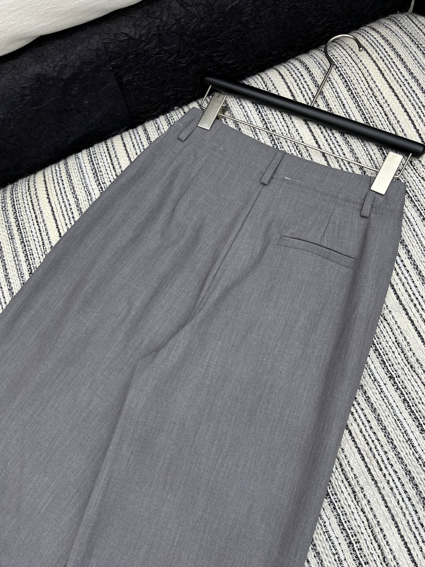 🛒𝐍𝐄𝐖 · 𝟐𝟎𝟐5/爆款现货

原单高品质  Miu Mi*｜25新款休闲西裤
颜色百搭高级 定制撞