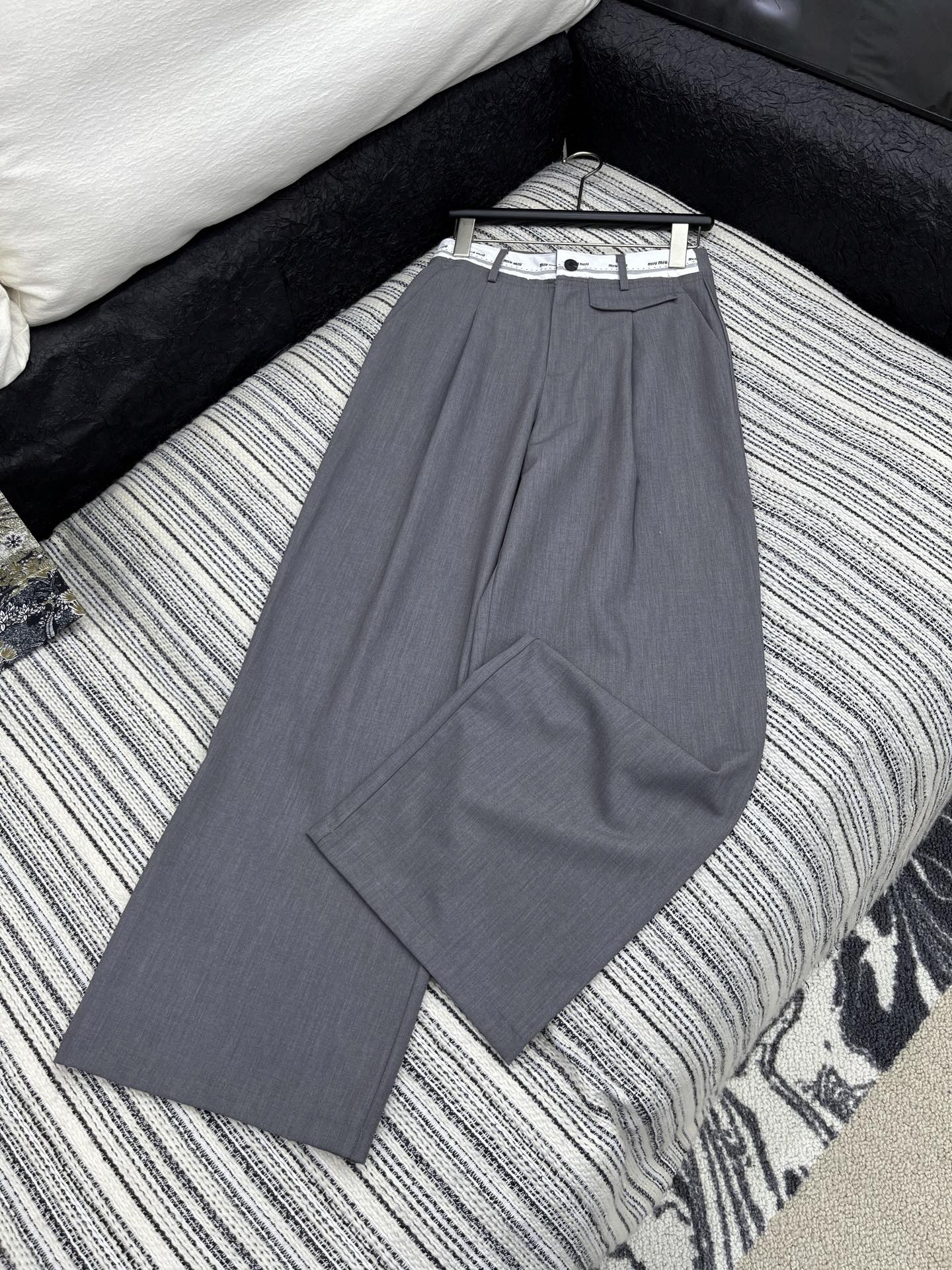 🛒𝐍𝐄𝐖 · 𝟐𝟎𝟐5/爆款现货

原单高品质  Miu Mi*｜25新款休闲西裤
颜色百搭高级 定制撞