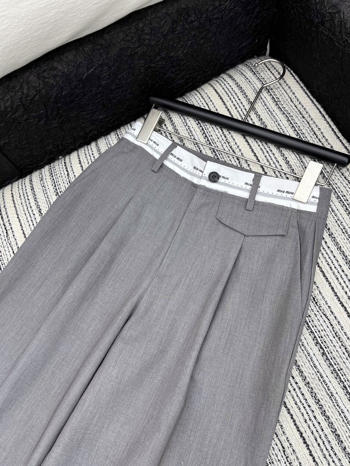🛒𝐍𝐄𝐖 · 𝟐𝟎𝟐5/爆款现货

原单高品质  Miu Mi*｜25新款休闲西裤
颜色百搭高级 定制撞
