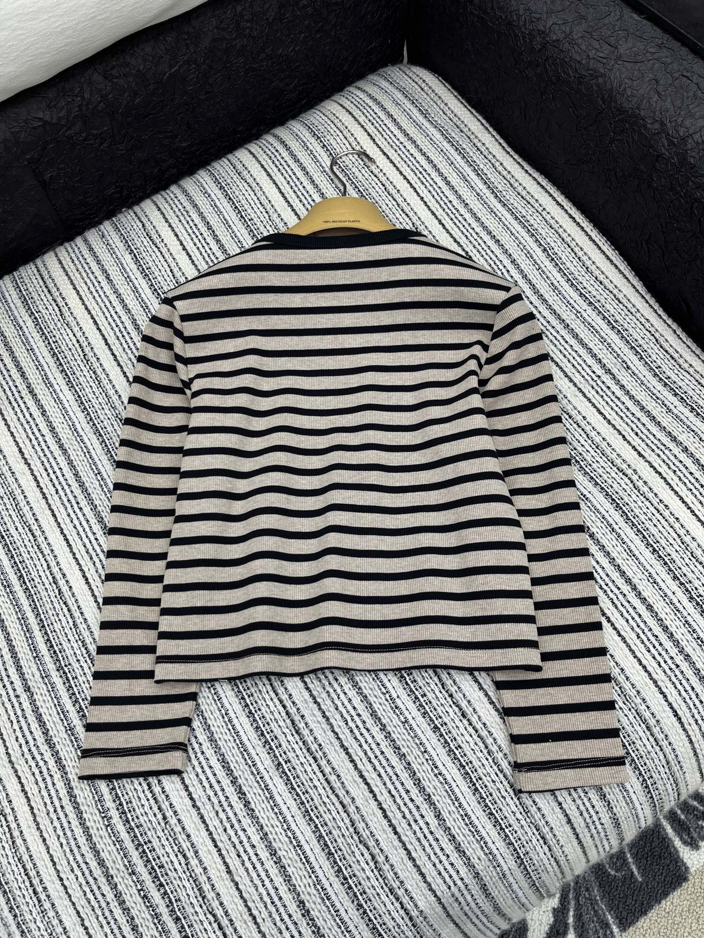 🛒𝐍𝐄𝐖 · 𝟐𝟎𝟐5/爆款现货

【原版订制】 Miu Mi*｜25系列款经典条纹上衣
时髦精高撞色圆