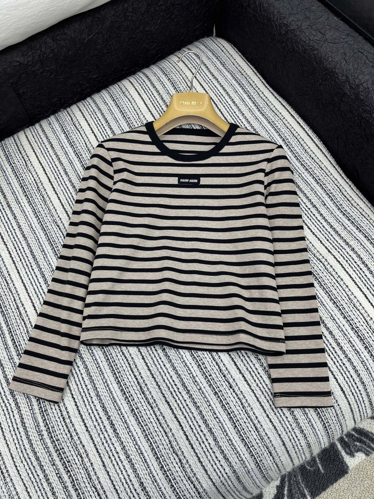 🛒𝐍𝐄𝐖 · 𝟐𝟎𝟐5/爆款现货

【原版订制】 Miu Mi*｜25系列款经典条纹上衣
时髦精高撞色圆