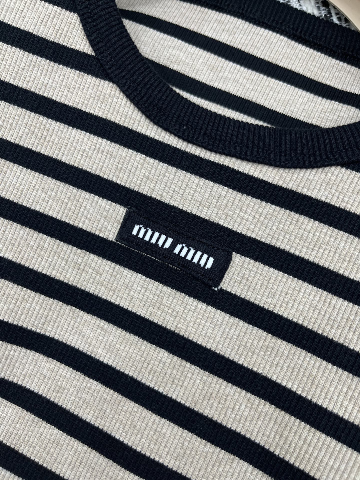 🛒𝐍𝐄𝐖 · 𝟐𝟎𝟐5/爆款现货

【原版订制】 Miu Mi*｜25系列款经典条纹上衣
时髦精高撞色圆