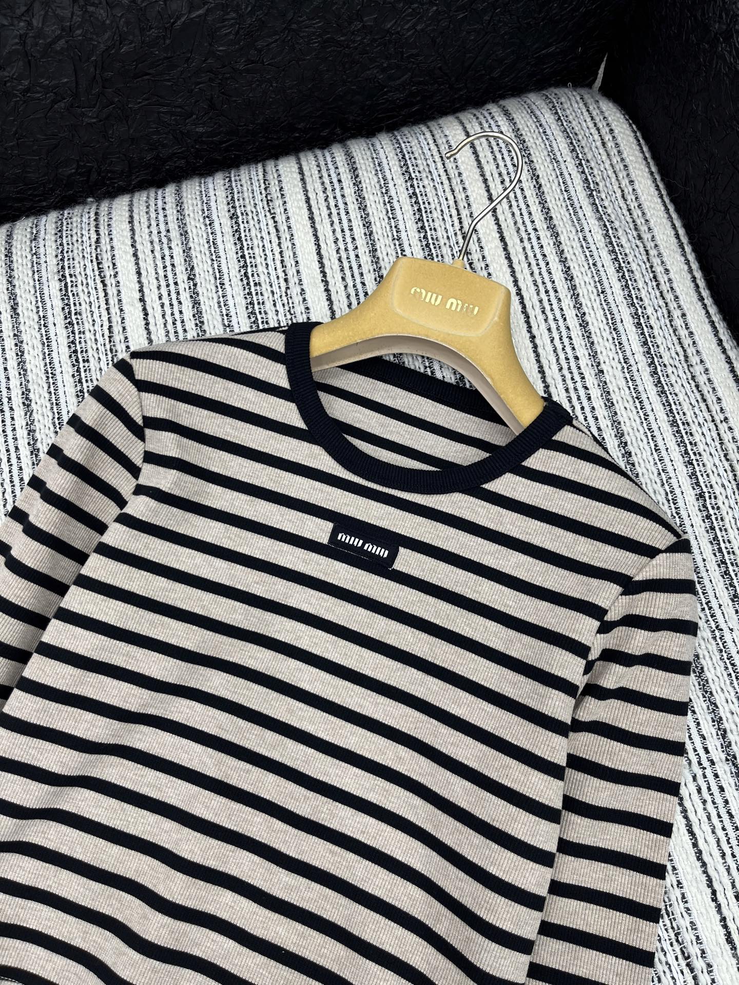 🛒𝐍𝐄𝐖 · 𝟐𝟎𝟐5/爆款现货

【原版订制】 Miu Mi*｜25系列款经典条纹上衣
时髦精高撞色圆