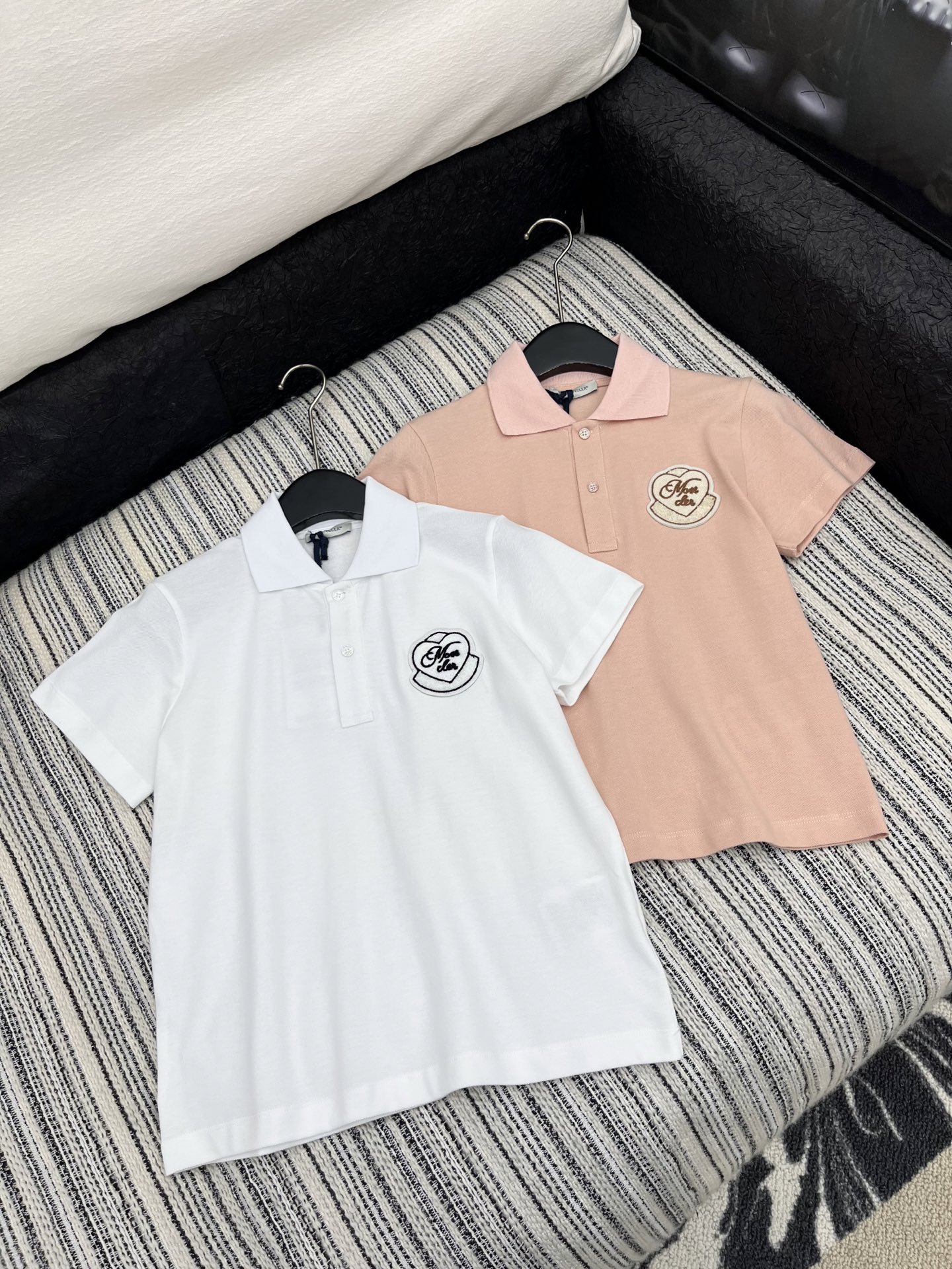 🛒𝐍𝐄𝐖 · 𝟐𝟎𝟐5/爆款现货

原单品质 Mon*｜25新品polo刺绣短袖T恤
精致常规版型上身显
