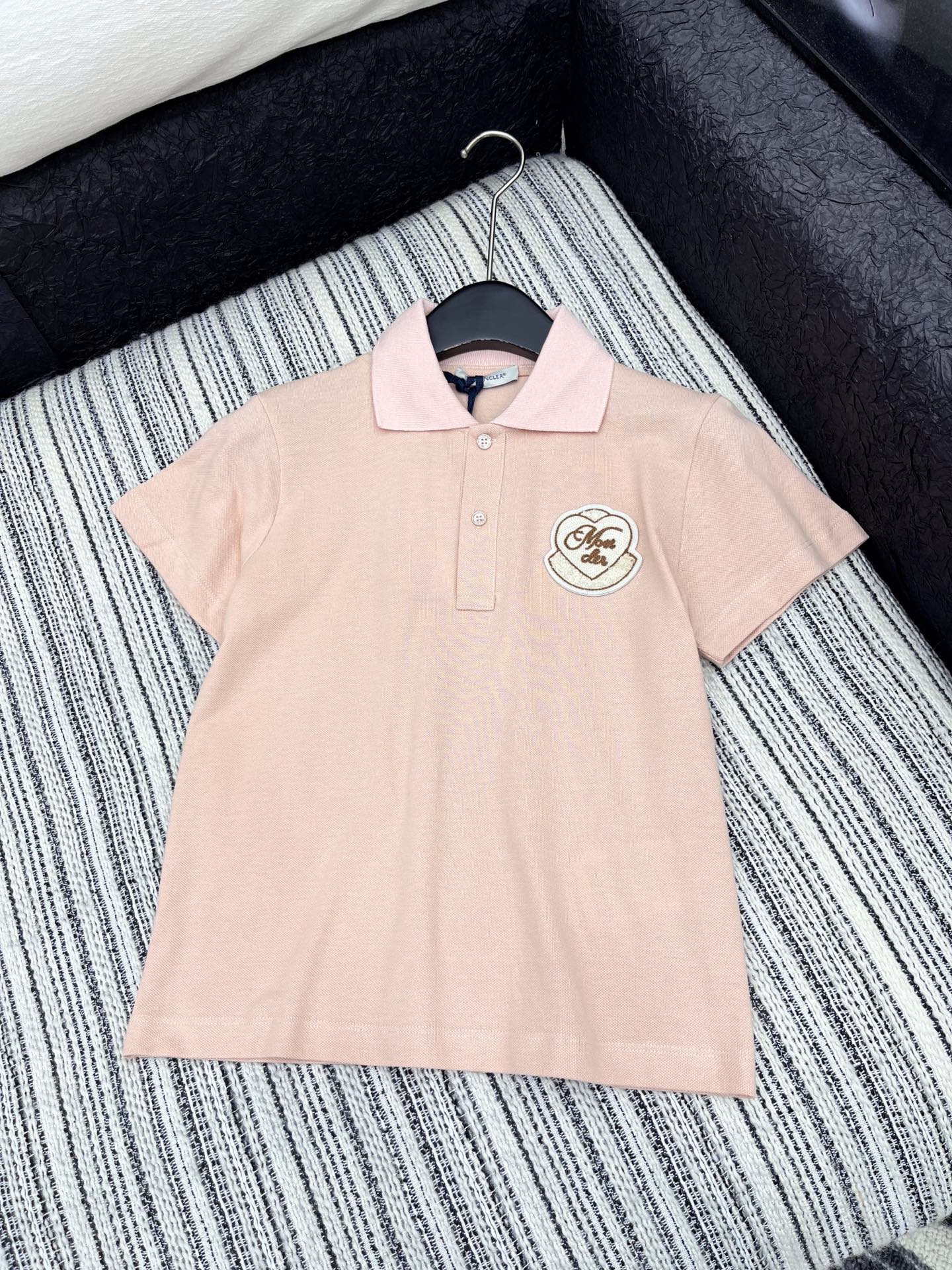 🛒𝐍𝐄𝐖 · 𝟐𝟎𝟐5/爆款现货

原单品质 Mon*｜25新品polo刺绣短袖T恤
精致常规版型上身显