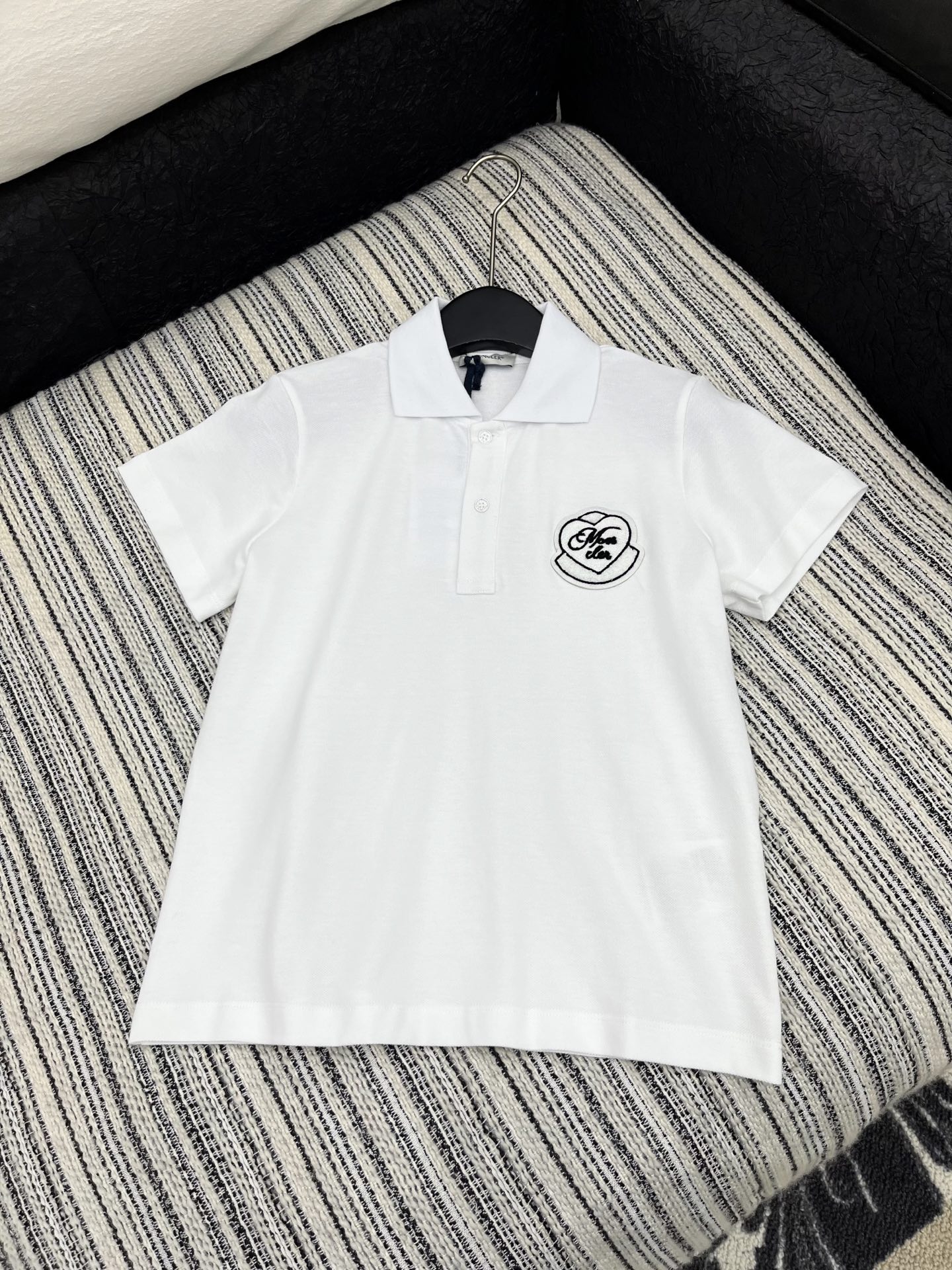 🛒𝐍𝐄𝐖 · 𝟐𝟎𝟐5/爆款现货

原单品质 Mon*｜25新品polo刺绣短袖T恤
精致常规版型上身显